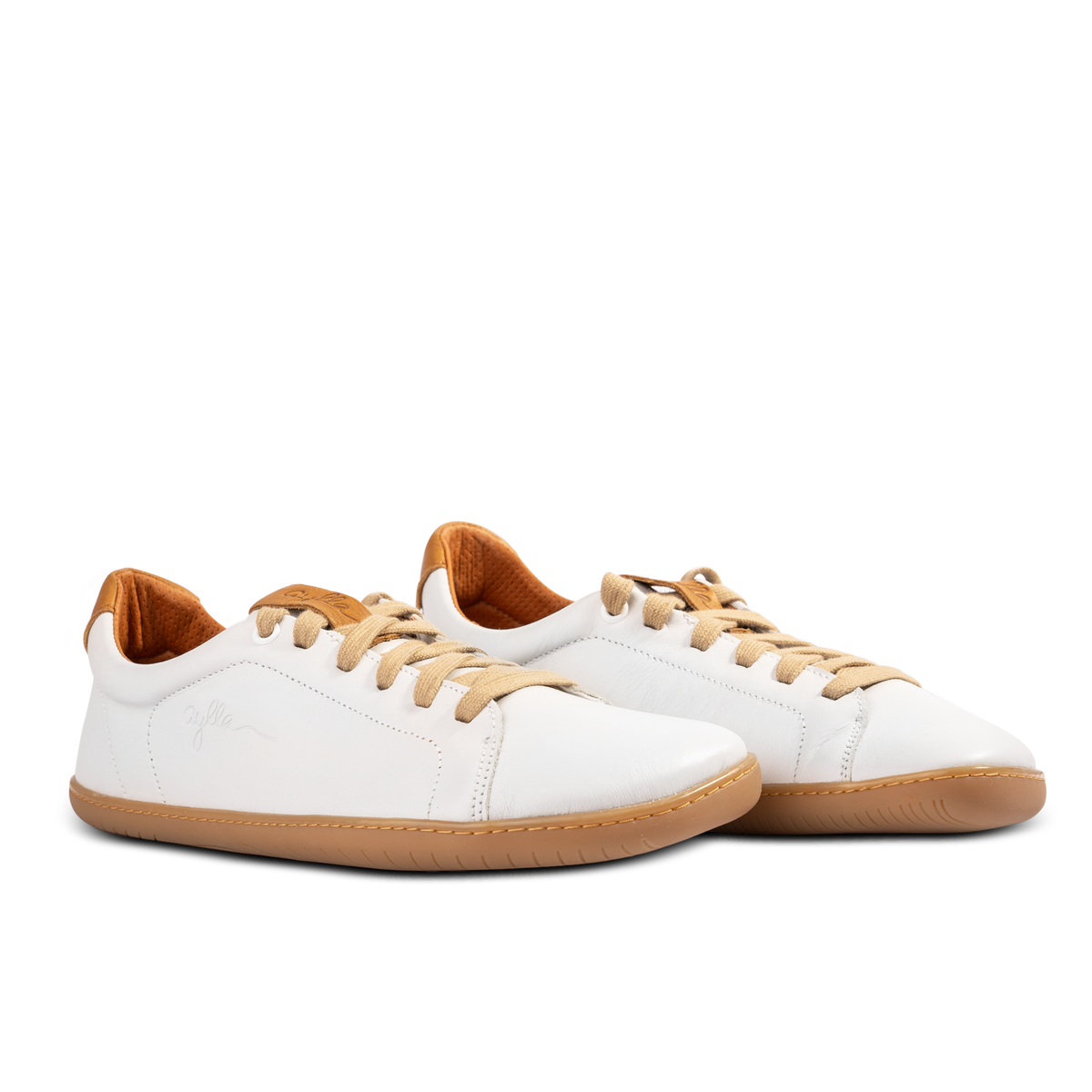 Par hvide lædersko med beige snøring skråt forfra