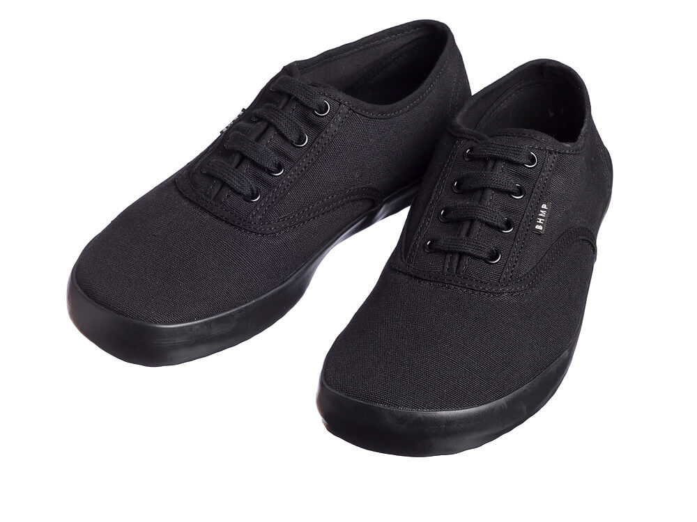 Helt sorte barfodssneakers i hamp placeret skråt forfra