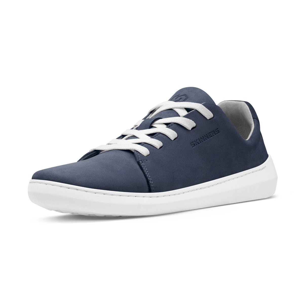 Mørkeblå sneaker med lys snøring fotograferet skråt forfra