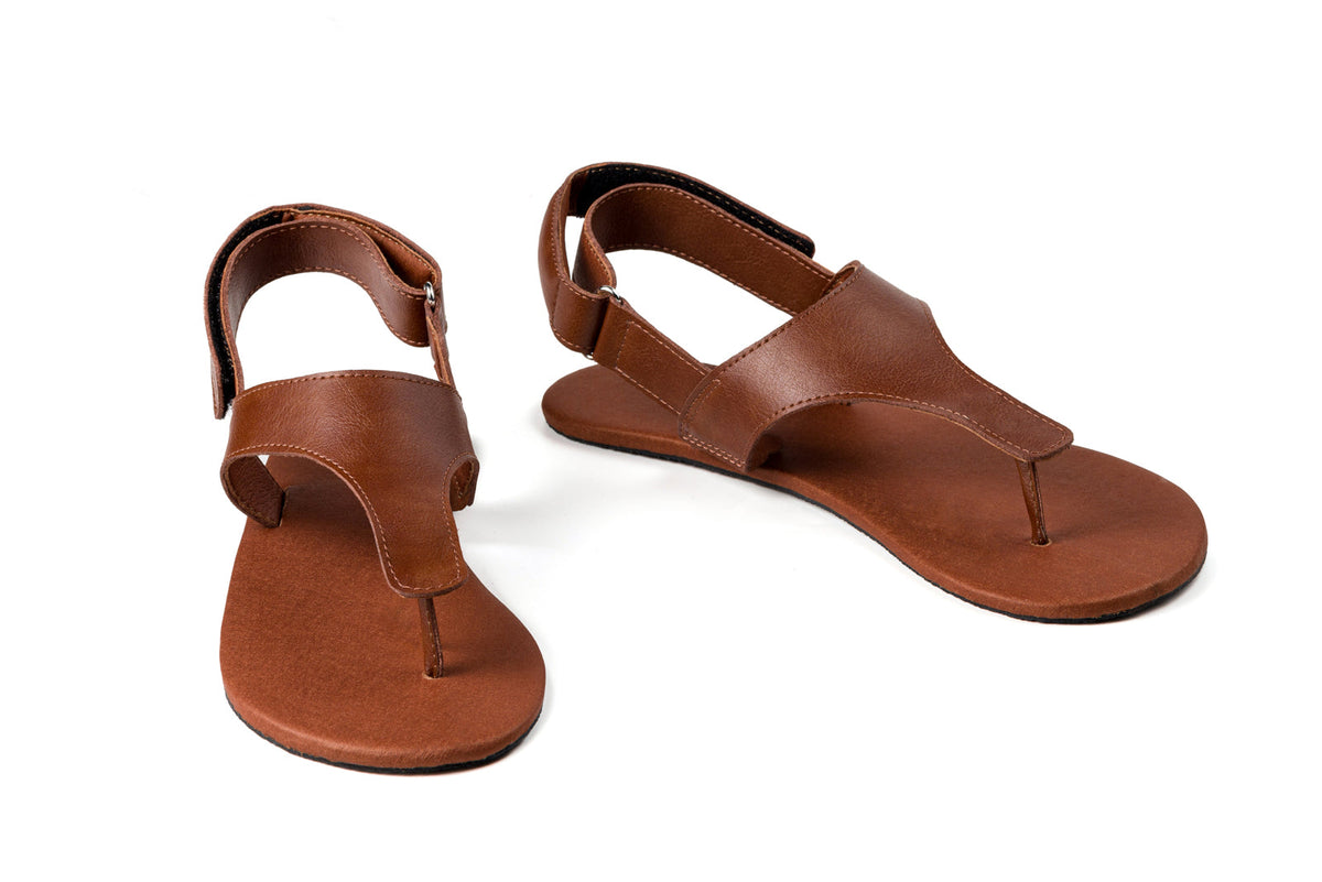 Brune sandaler i skrå vinkel med brede forremme