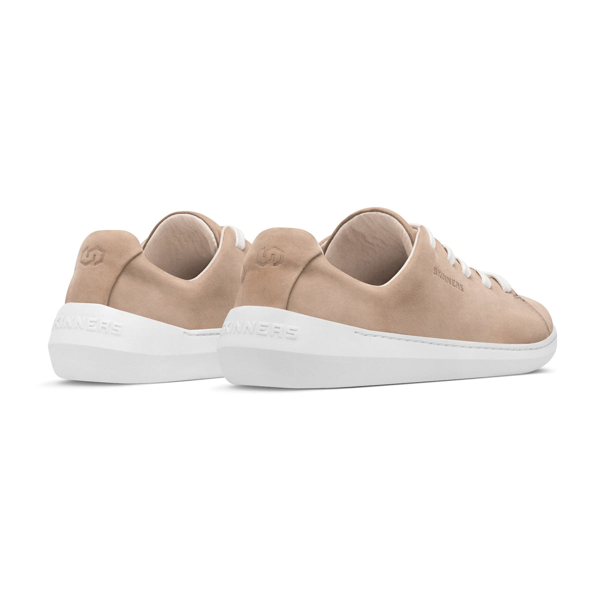 Par beige hverdagssko med hvide såler set bagfra