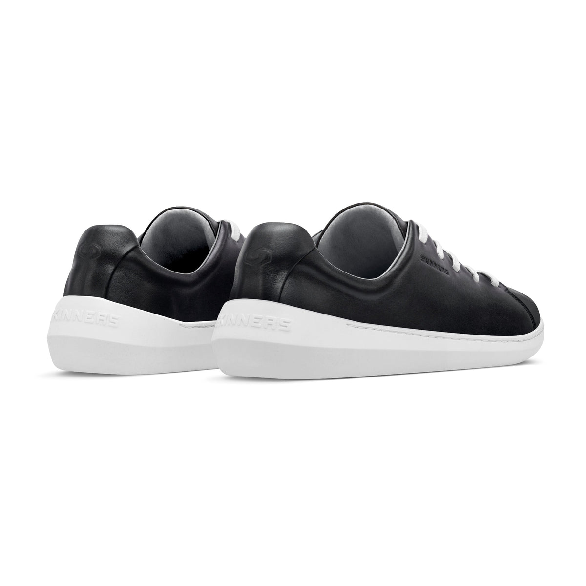 Sort sneakerpar med lyse hælsåler set bagfra