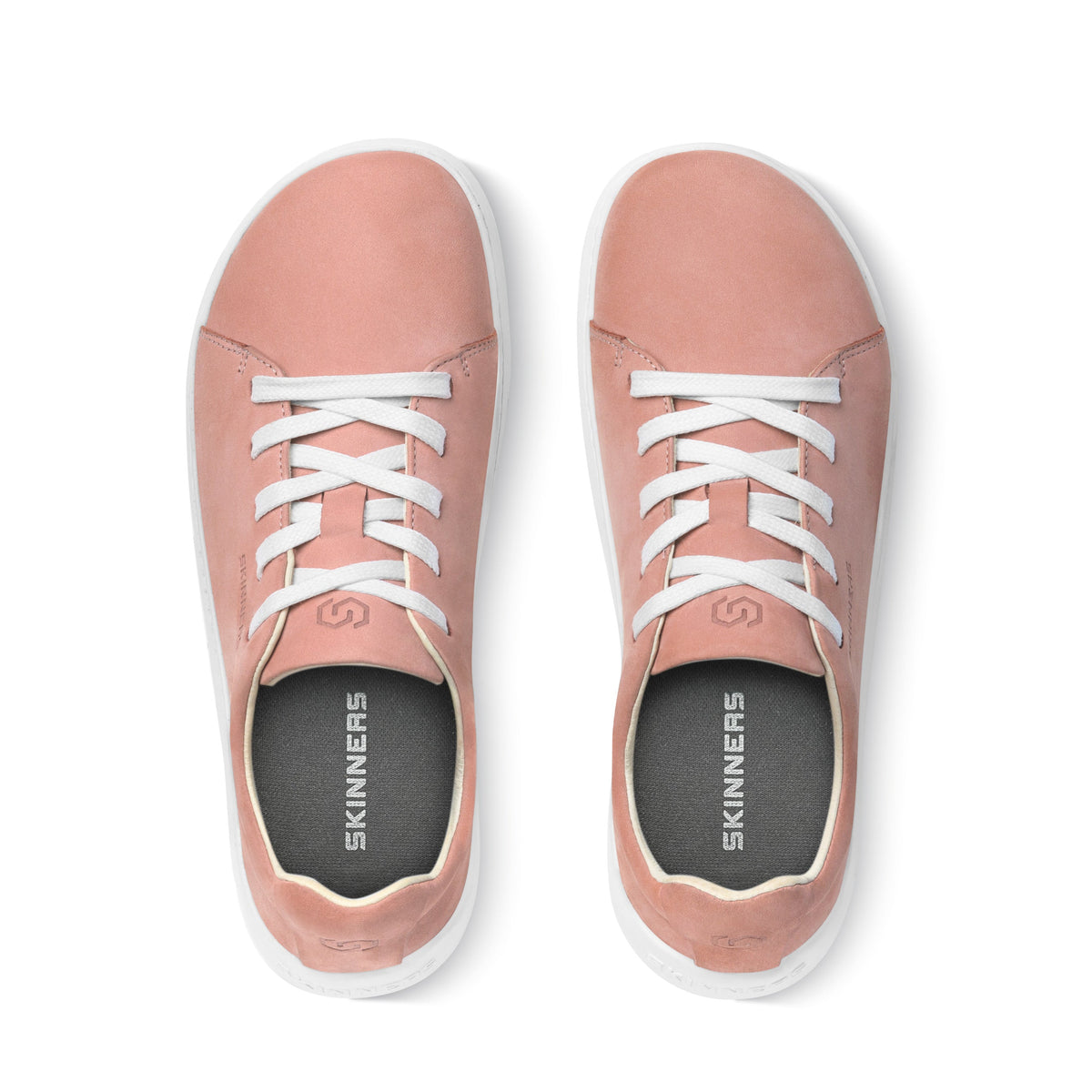Lyserøde sneakers med mørke indlæg og hvide snørebånd ovenfra