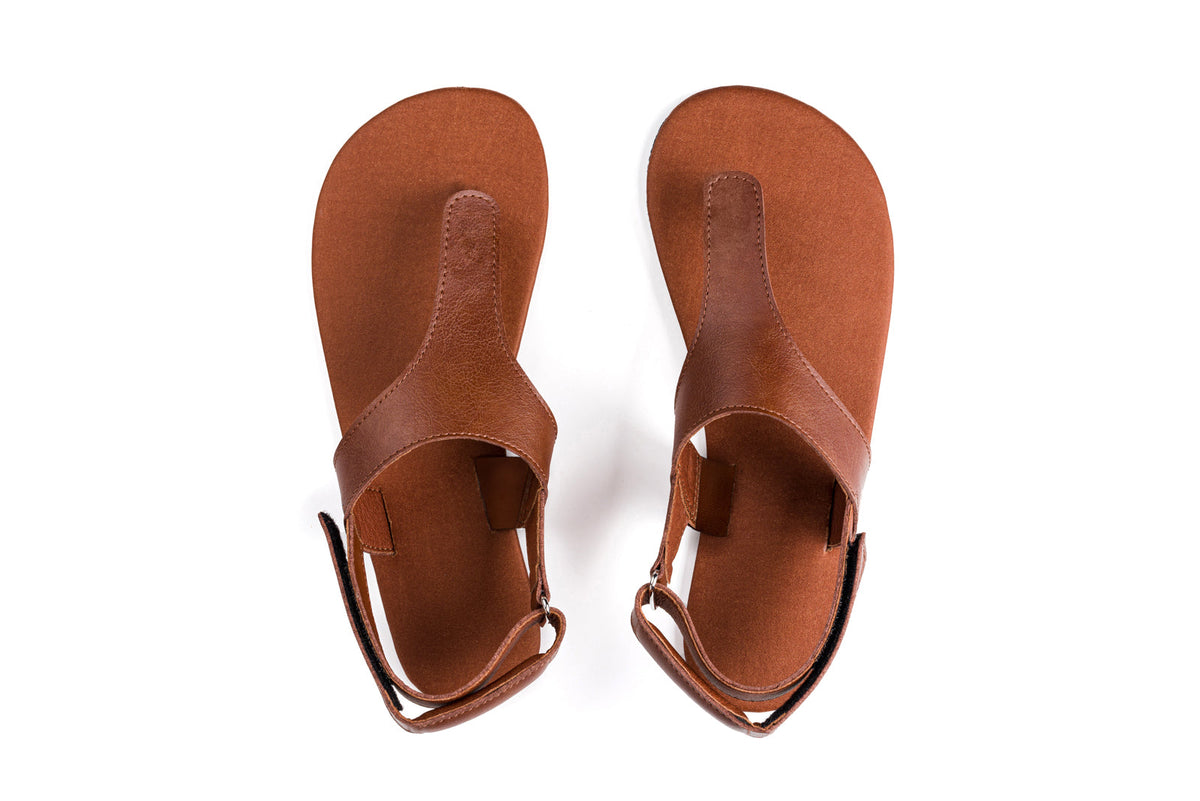Brune sandaler ovenfra med hælremme og tåstropper