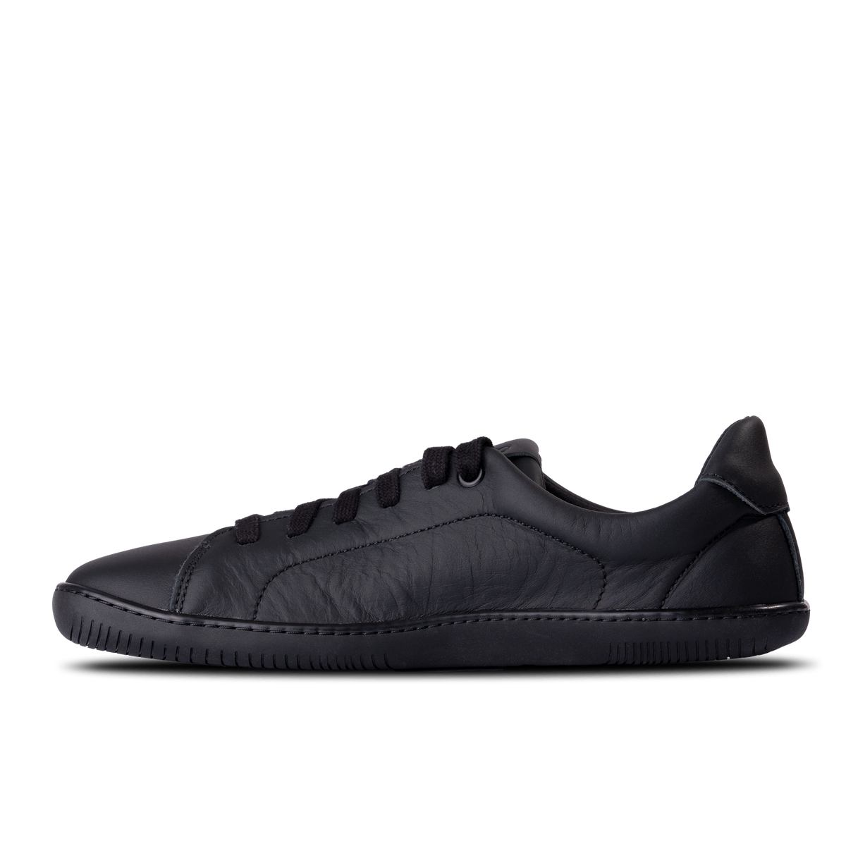 Helsort sneaker i læder fotograferet fra indersiden