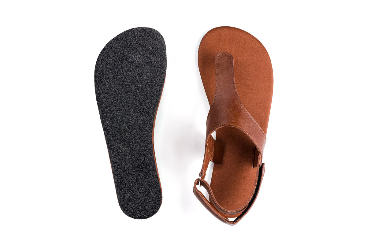 Brun sandal og separat sål med sort underside