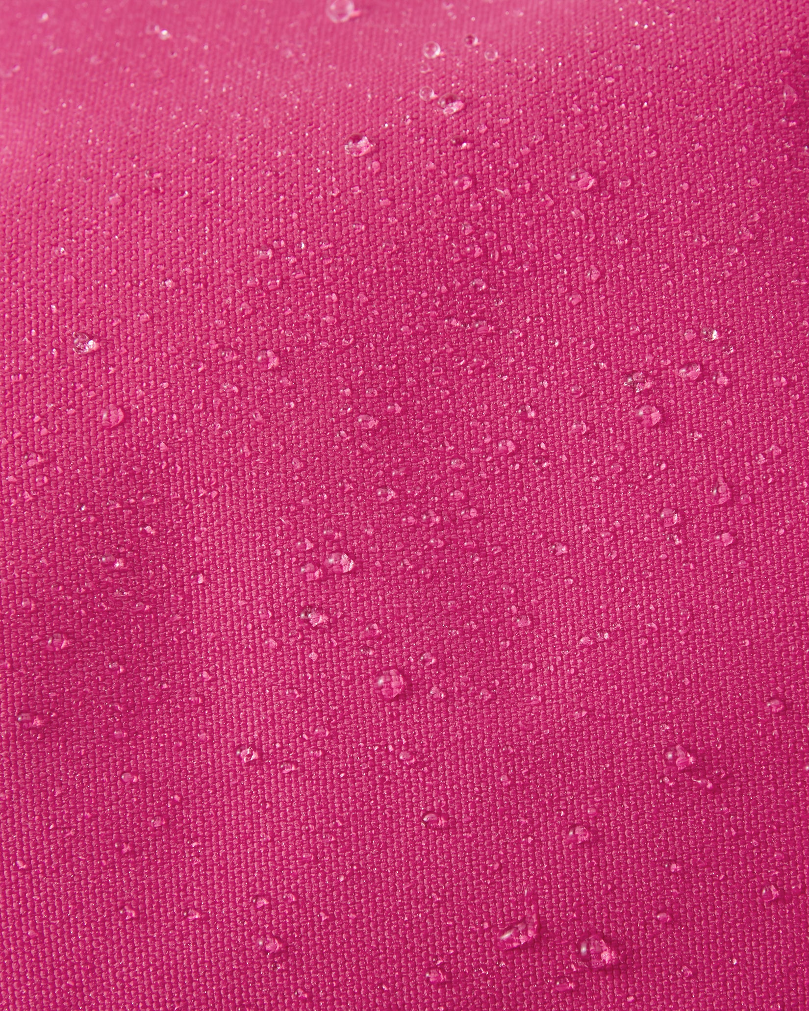 Reima Askare vanter til børn i Rosy Berry, nærbillede af det vandtætte materiale med vanddråber