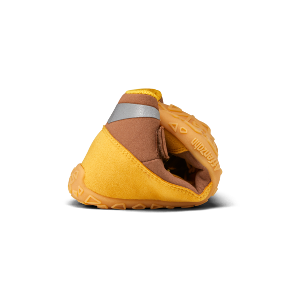 Gulbrun sneaker rullet sammen med synlig fleksibel sål