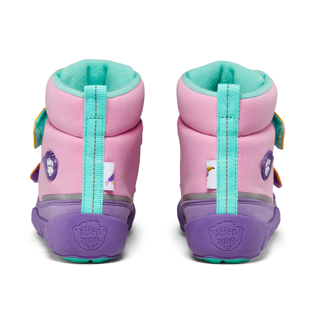 Affenzahn Winter Boot Vegan Comfy i varianten Creative Toucan i pastelfarver. Børnestøvler med turkis trækstrop og lilla sål, bagfra med Affenzahn logo. Egnet til børn.
