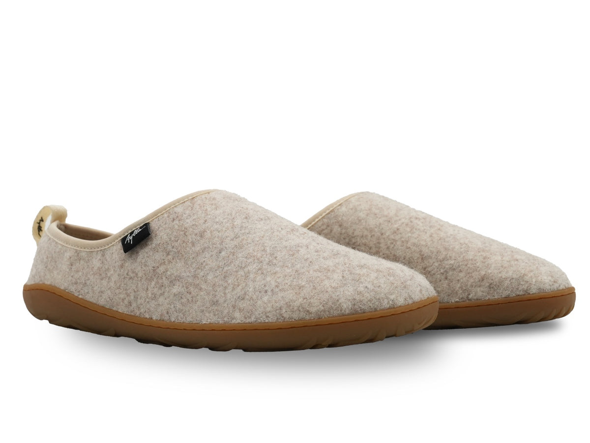Par barfodshjemmesko til mænd i beige filt set skråt forfra