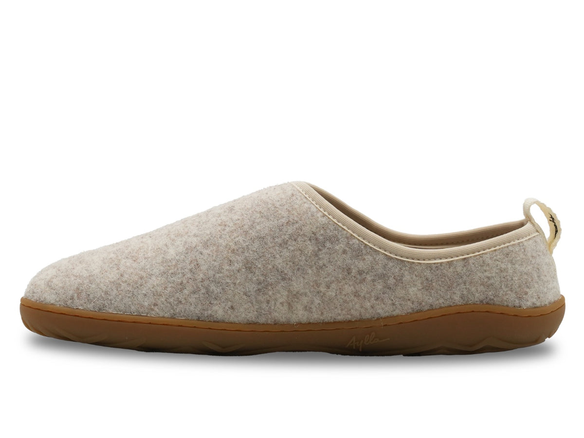 Beige hjemmesko i uldfilt med brun gummisål set fra indersiden