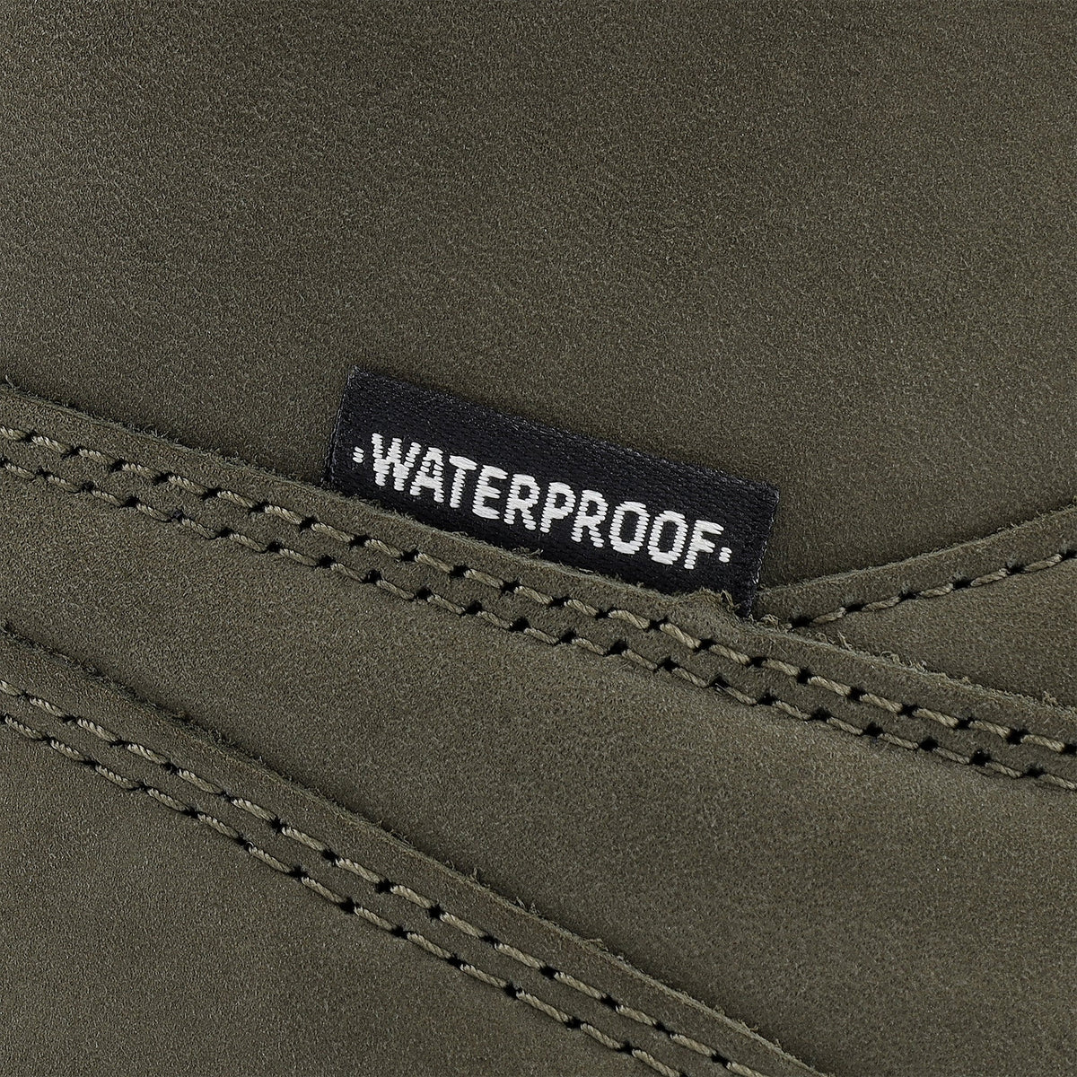 Detalje af khaki nubuckskind med dobbelte syninger og Waterproof-mærke