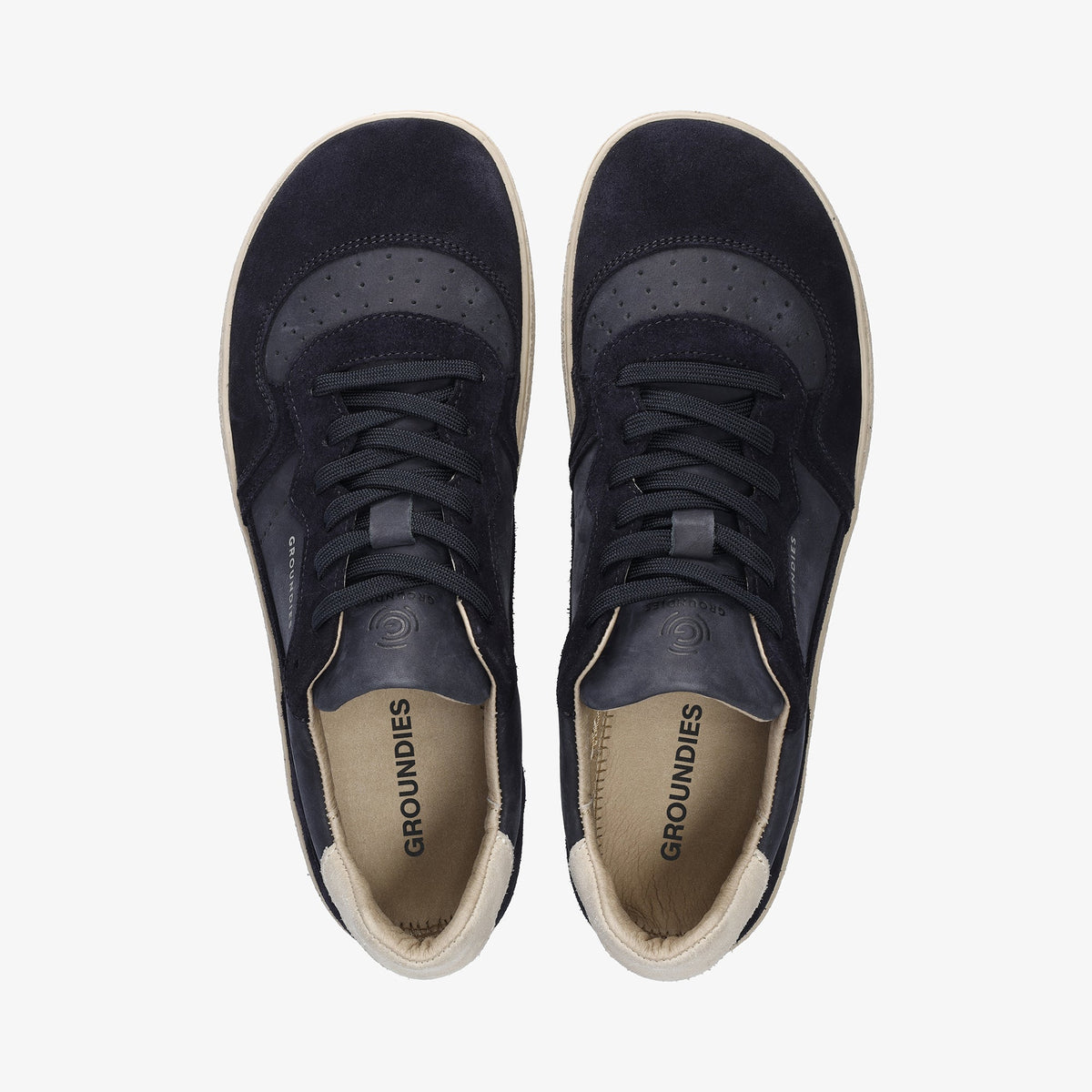 Navy sneakers set oppefra med snørebånd og brede tåpartier
