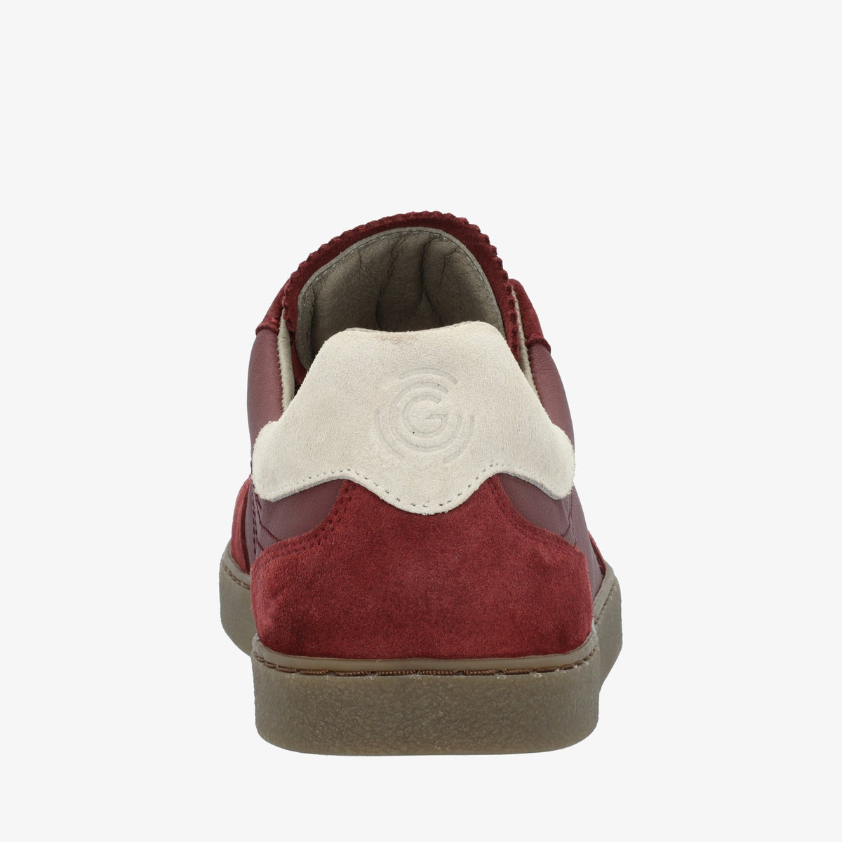 Bordeaux sneaker set bagfra med cremefarvet hælparti og G-logo