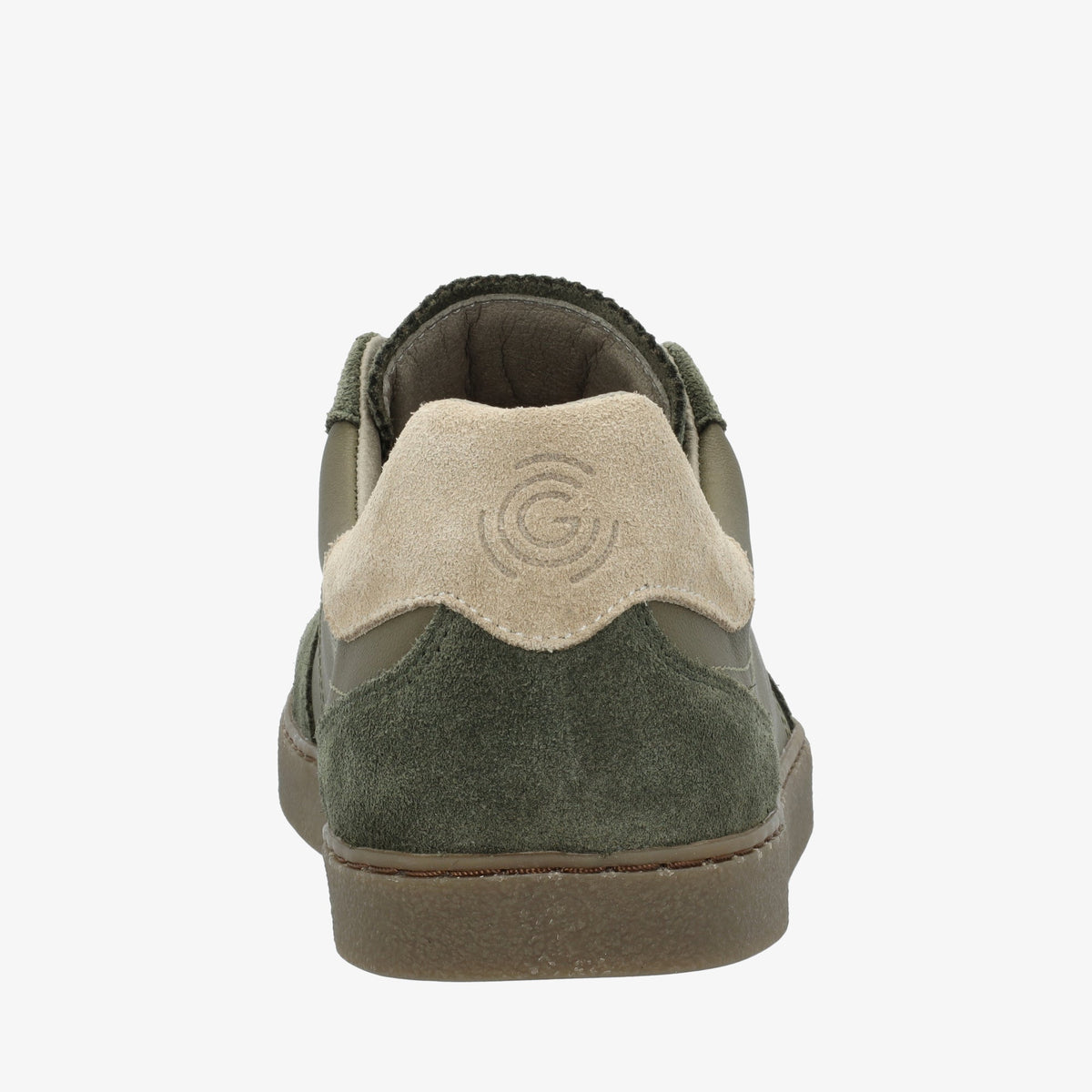 Khaki sneaker set bagfra med beige ruskind og logo på hælen