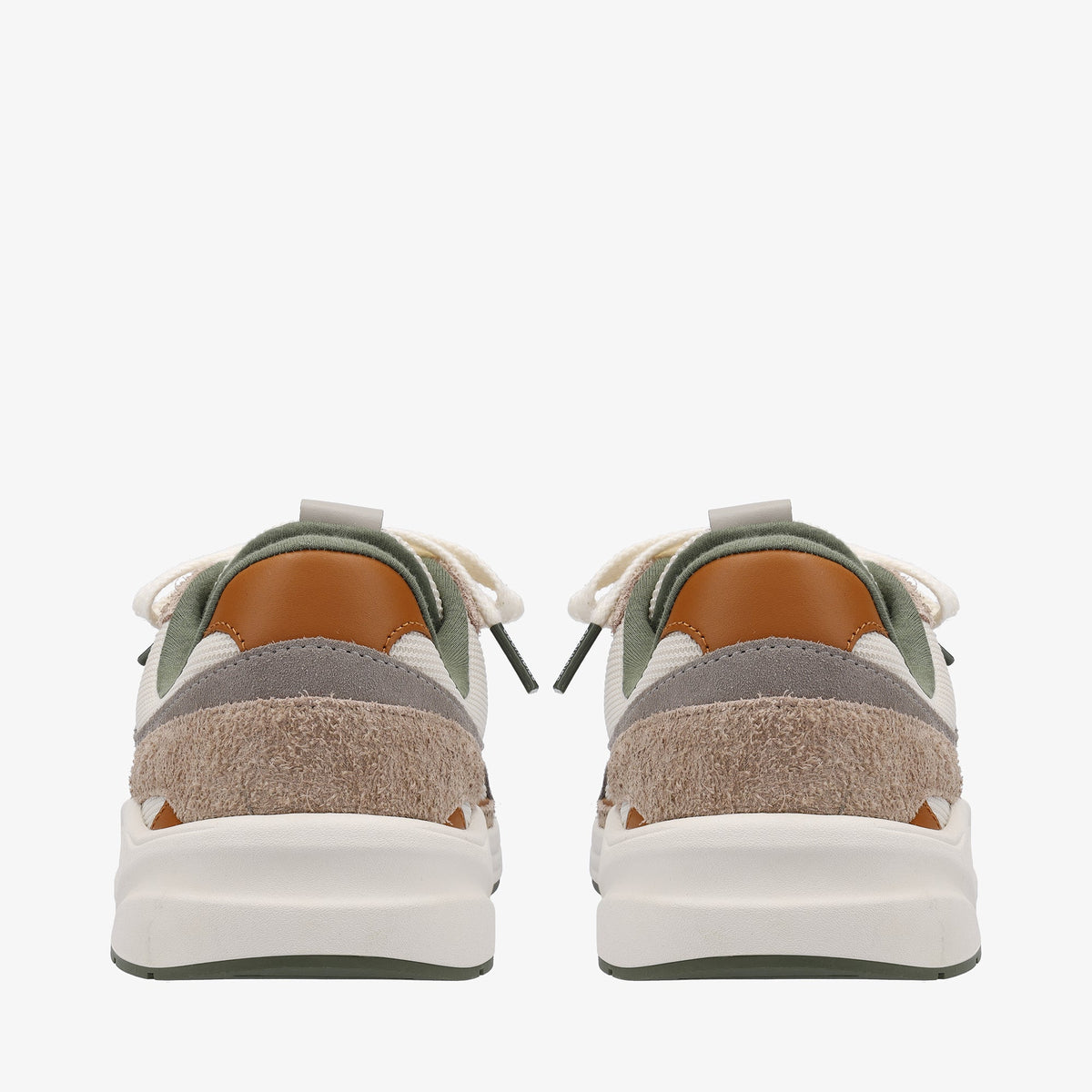 Par sneakers set bagfra med karamelfarvet læder på hælen og råhvid sål