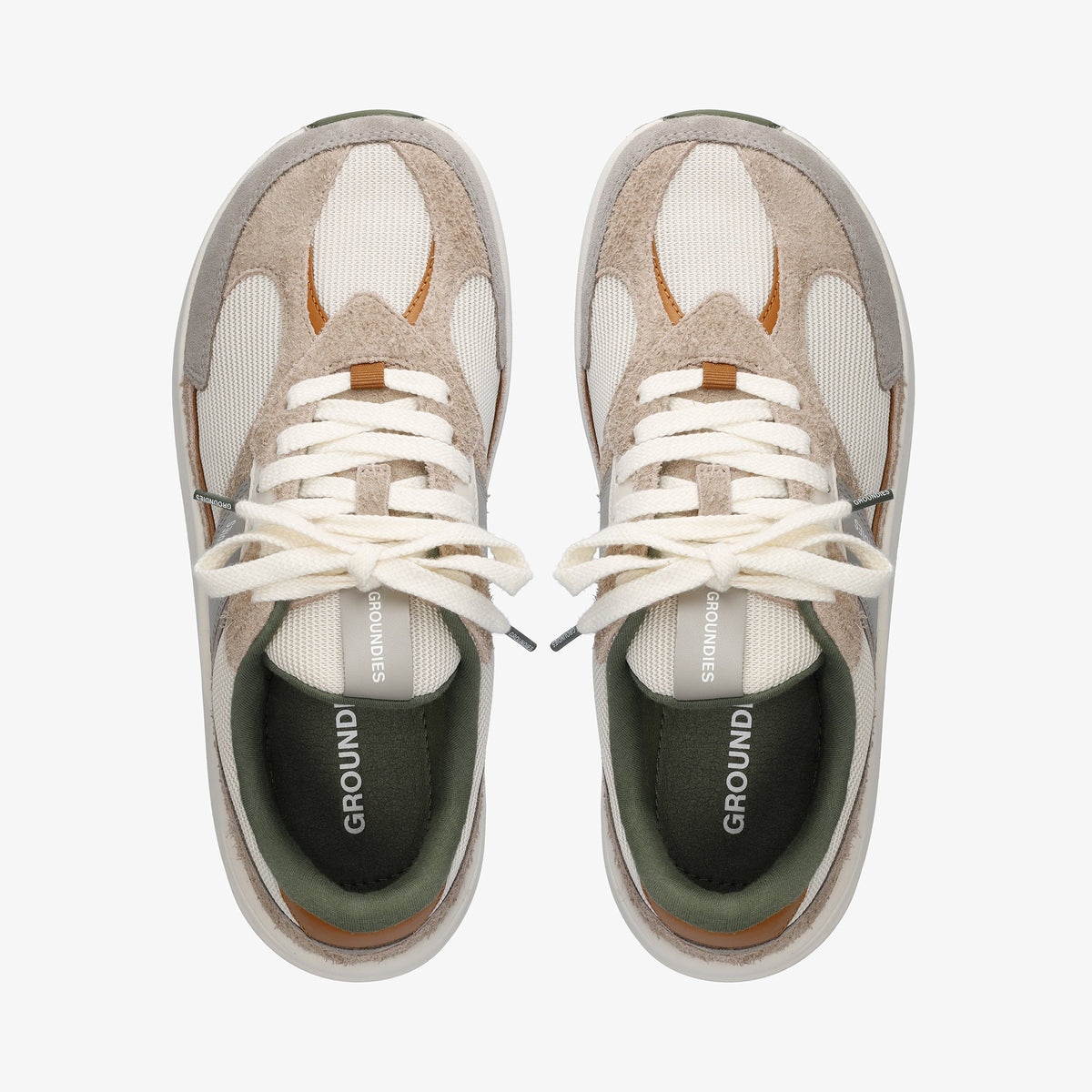Par barfodssneakers i beige ruskind og mesh set oppefra med cremefarvede snørebånd