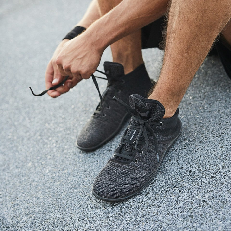 Leguano Go: barfods high-top sneakers til kvinder og mænd i farven mixed black, lifestyle