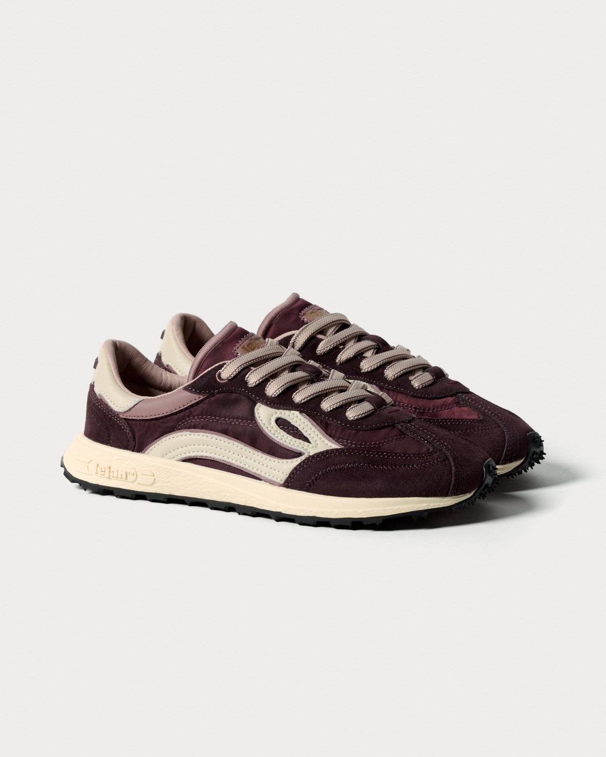 Par retrosneakers i bordeaux og creme set skråt forfra