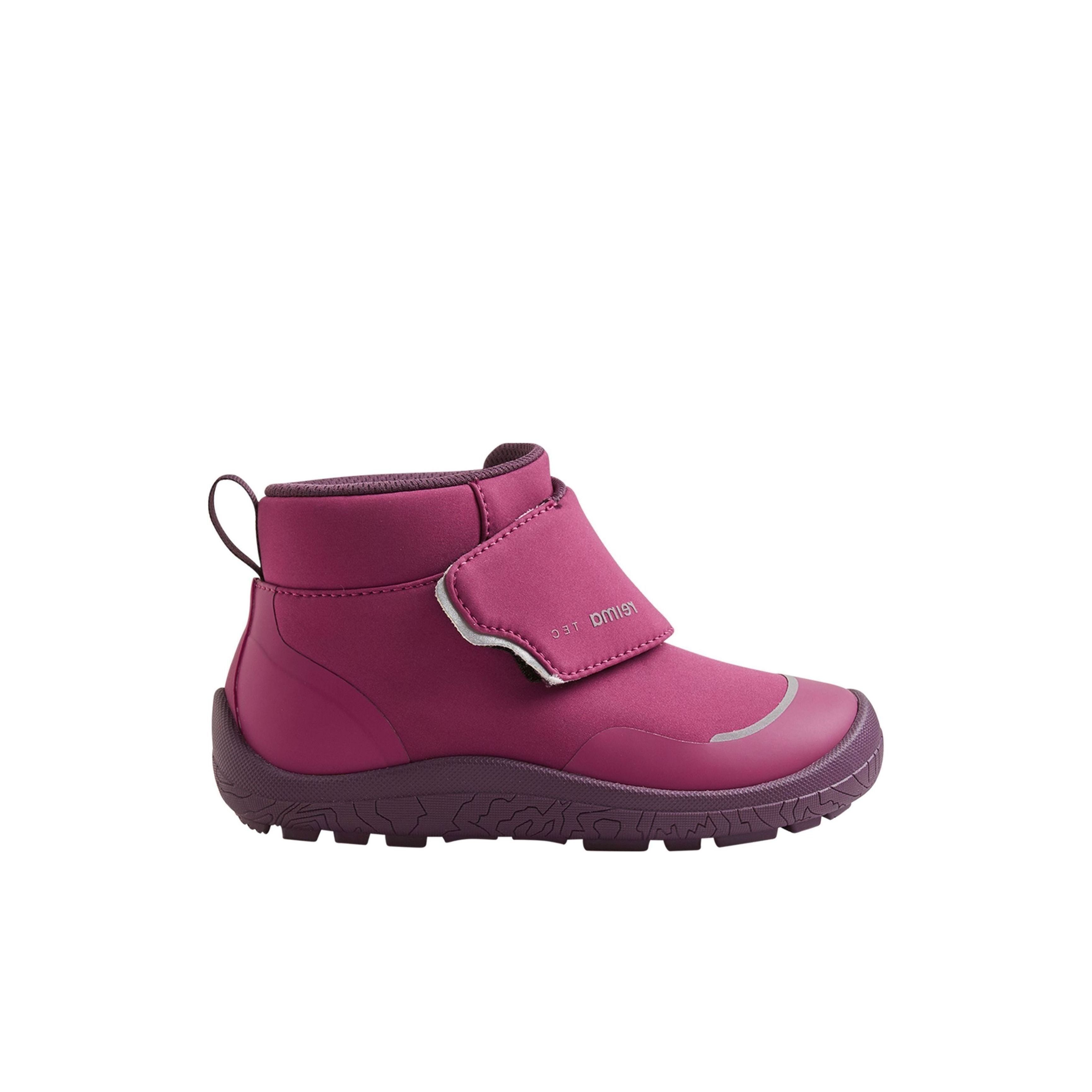 Reima Hyppii børnestøvle i Cool Burgundy med høj ankel, velcrolukning og robust sålmønster til udendørsbrug.