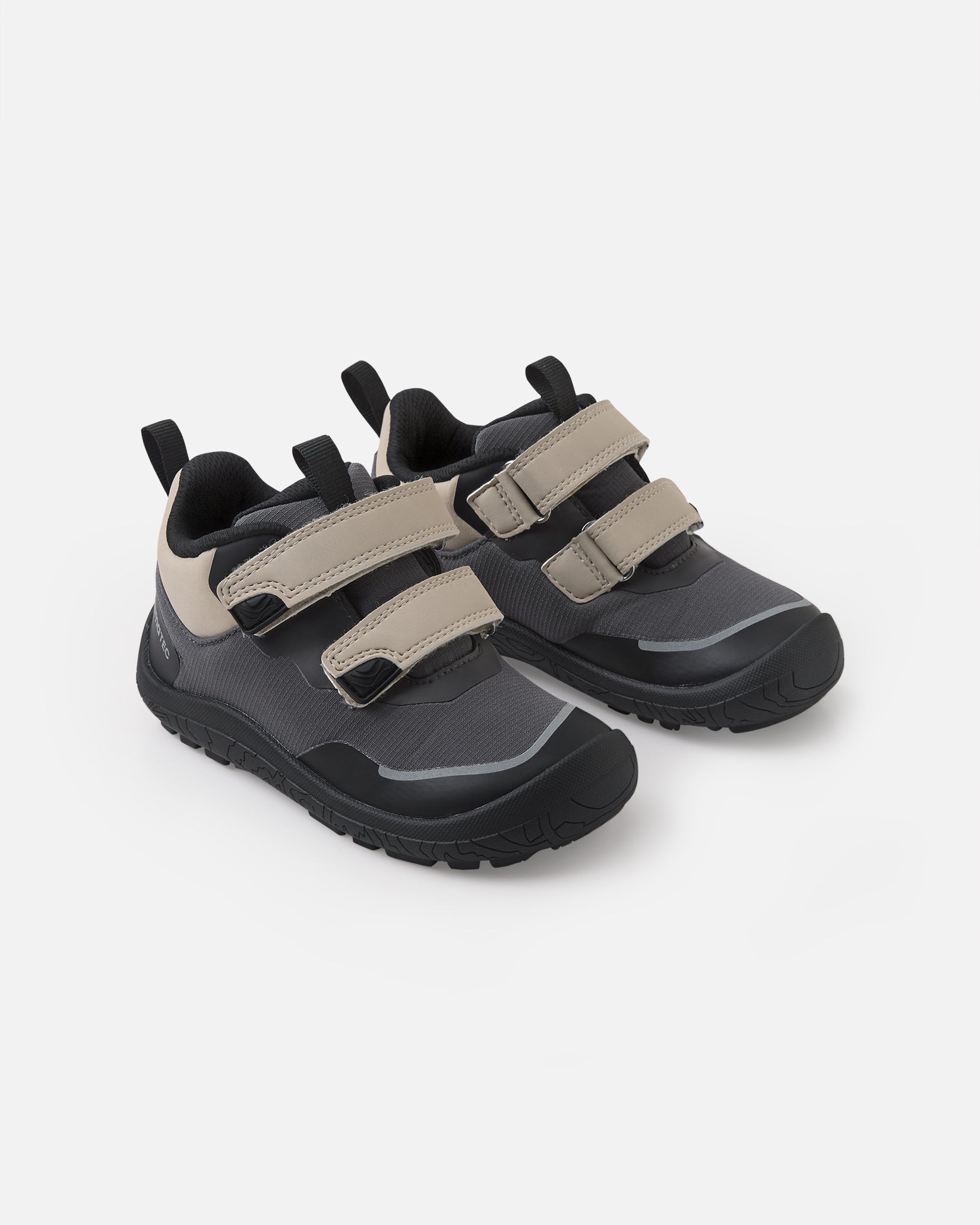 Reima Viikari – Soft Black (5400159A) – par set skråt forfra