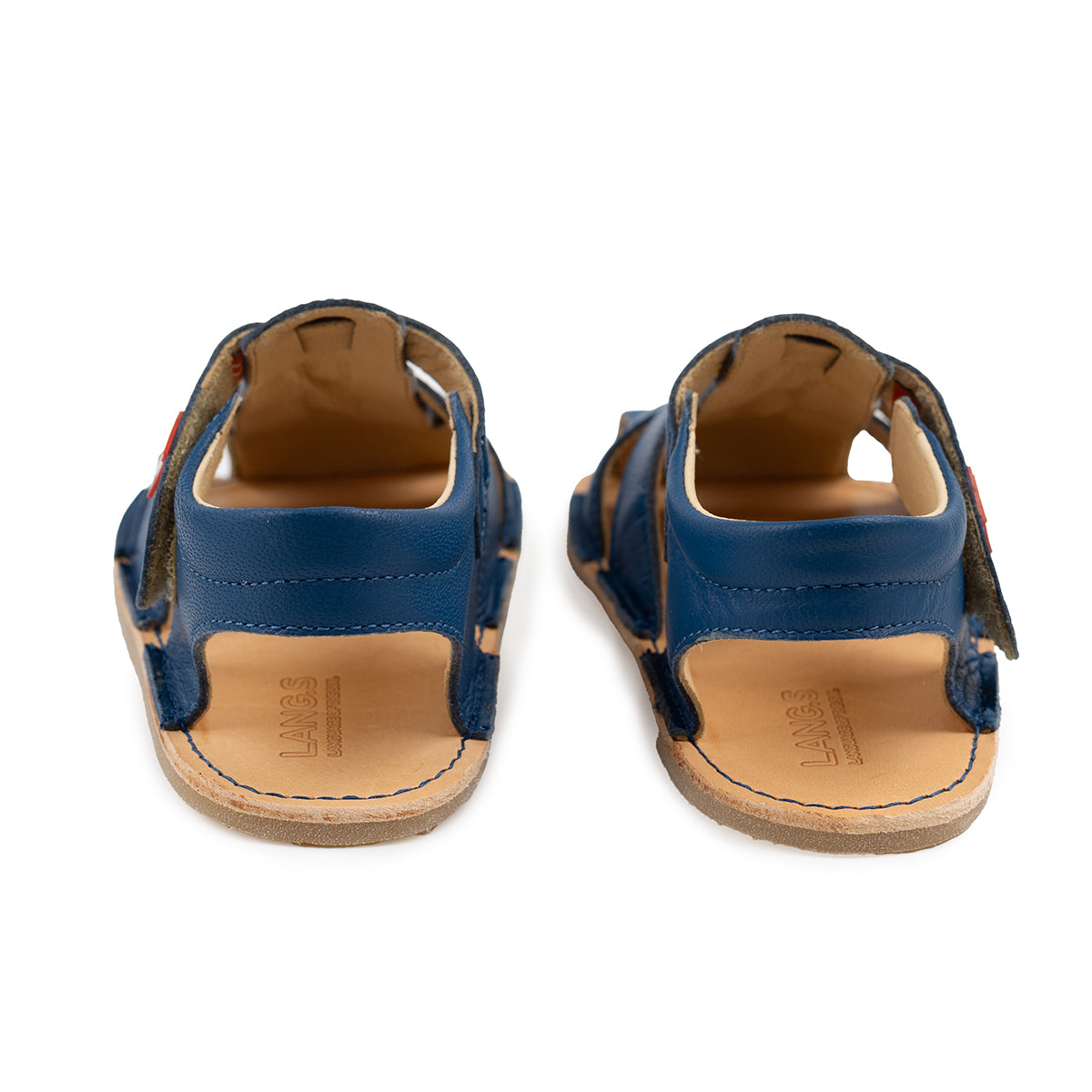Tikki Lasta Leather Mare unisex børnesandaler med blå læderoverdel og tan sål. Sandalerne har et åbent design med justerbare stropper, ideelt til barfodsfølelse.