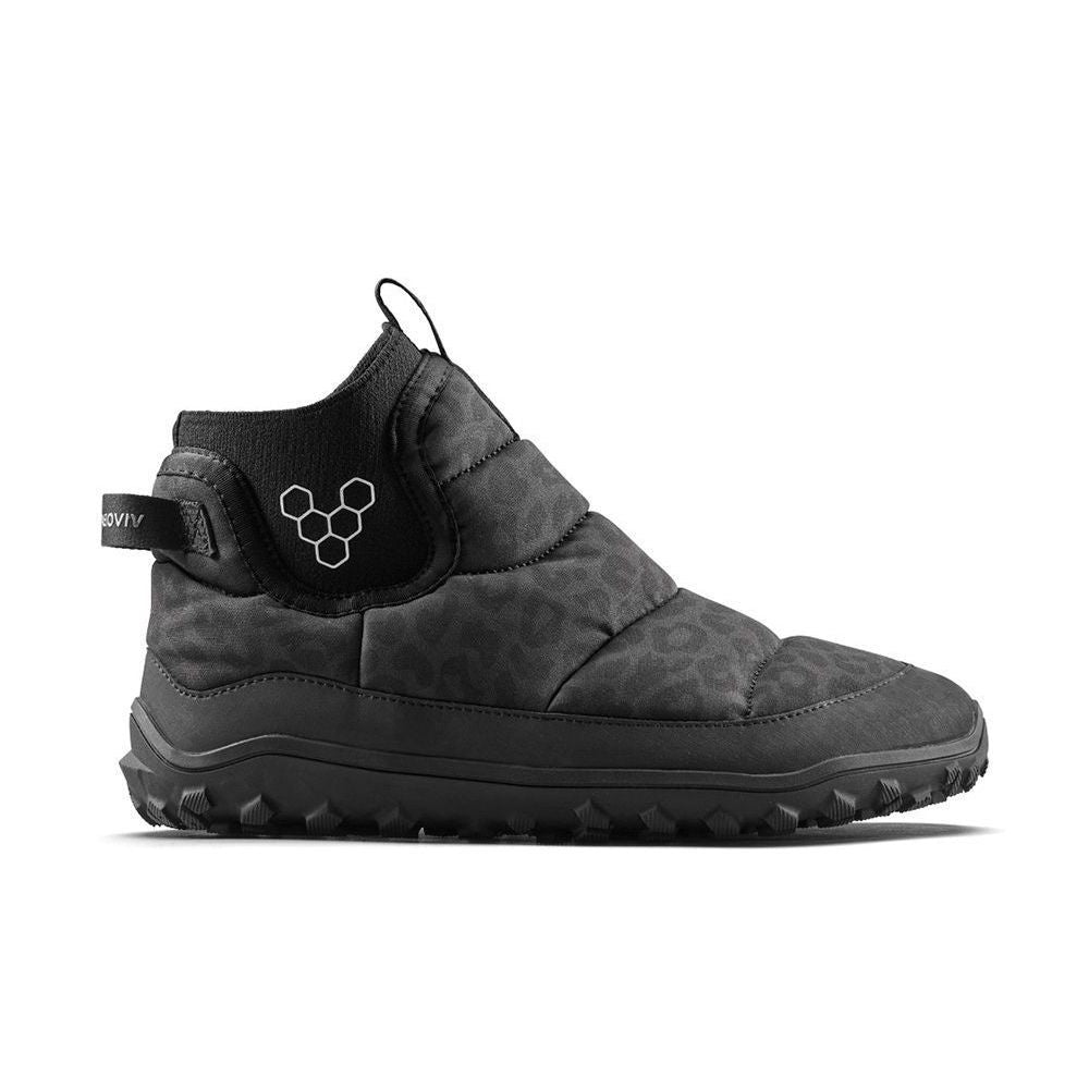 Vivobarefoot Explorer Mid Womens Leopard. Kviltet design i mørke nuancer med leopardpletter. Flad, robust sål til minimalistisk gåoplevelse.