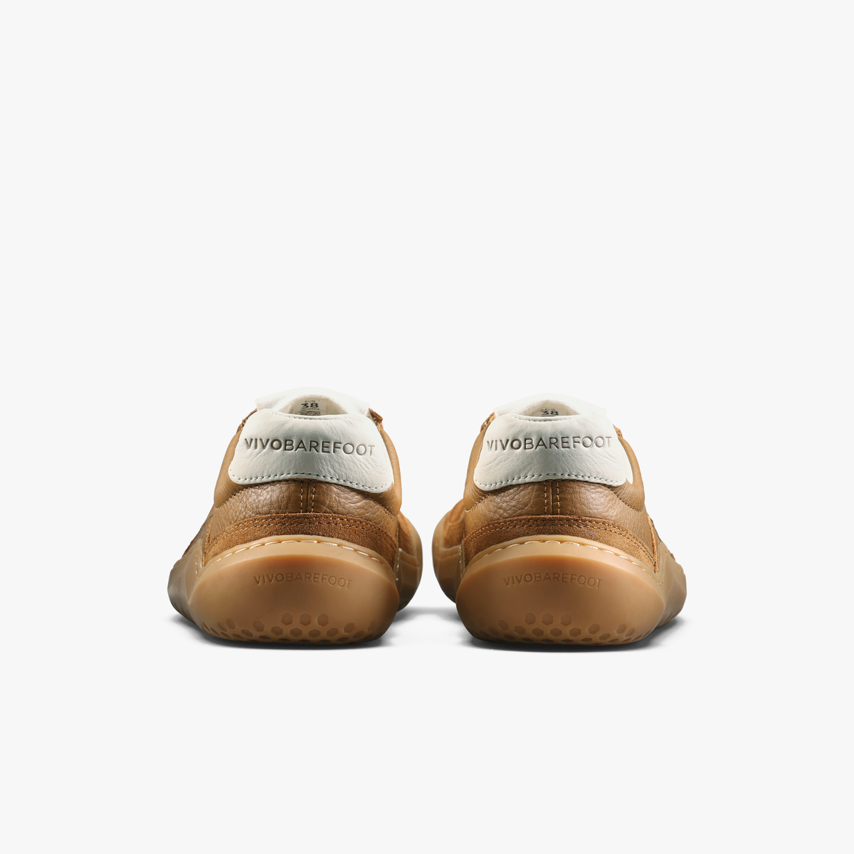 Tan barfodssneakers set bagfra med cremehvid hælkappe og VIVOBAREFOOT-logo