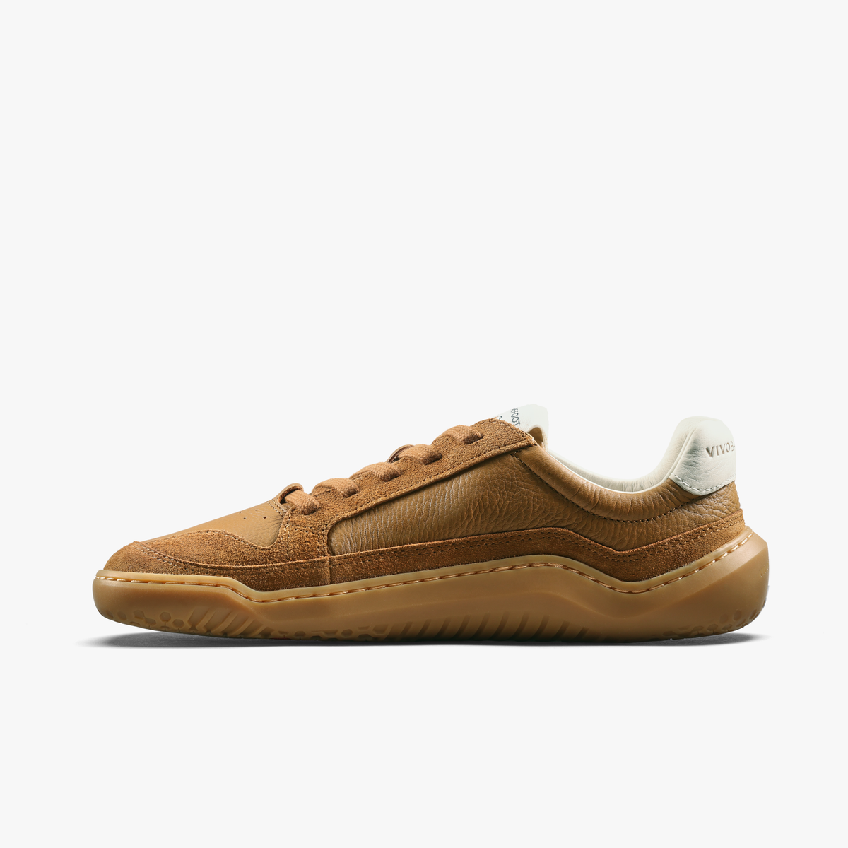 Tan lædersneaker set fra indersiden med bred, fodformet tåboks