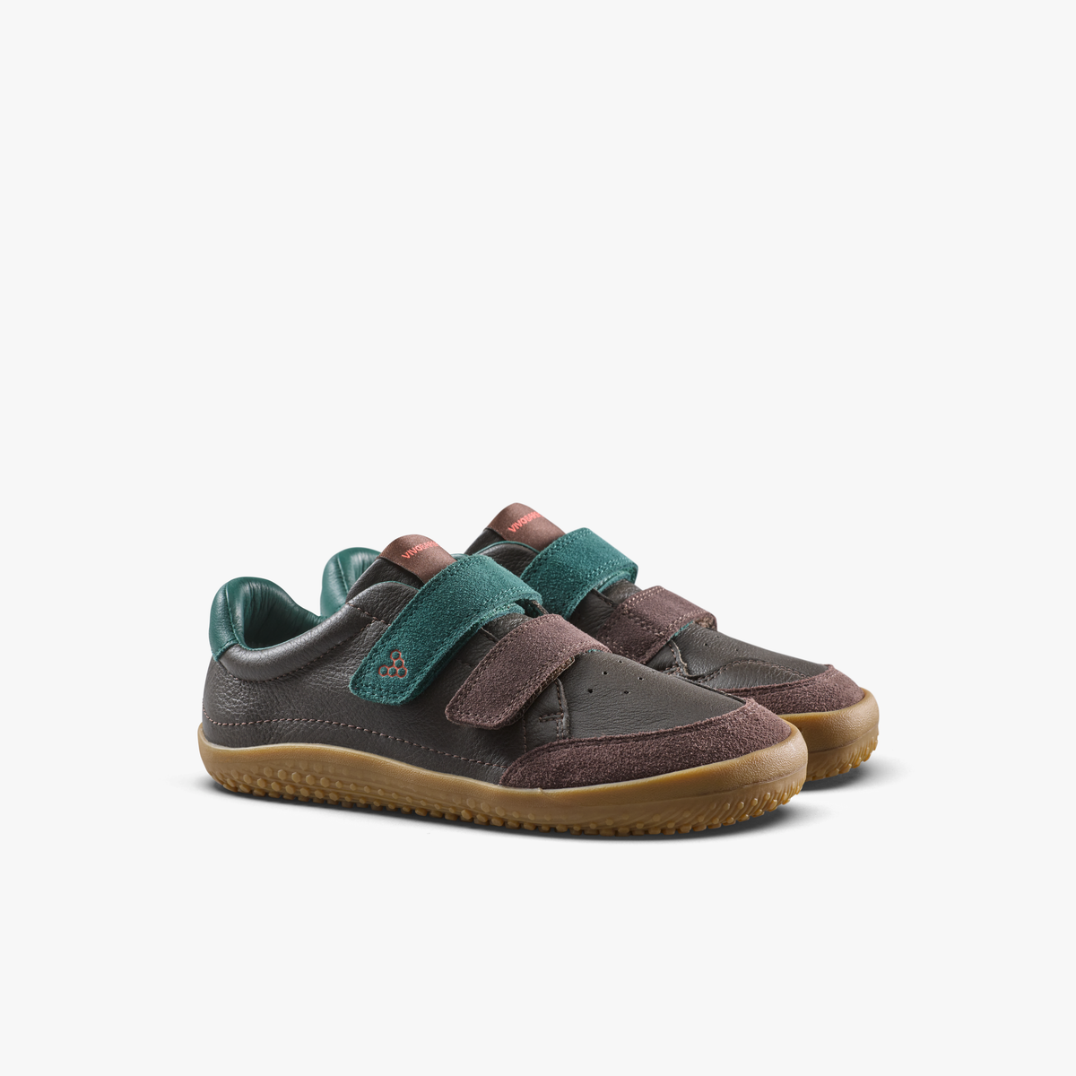 Par børnesneakers i brunt læder med grøn og brun velcrorem, set skråt forfra