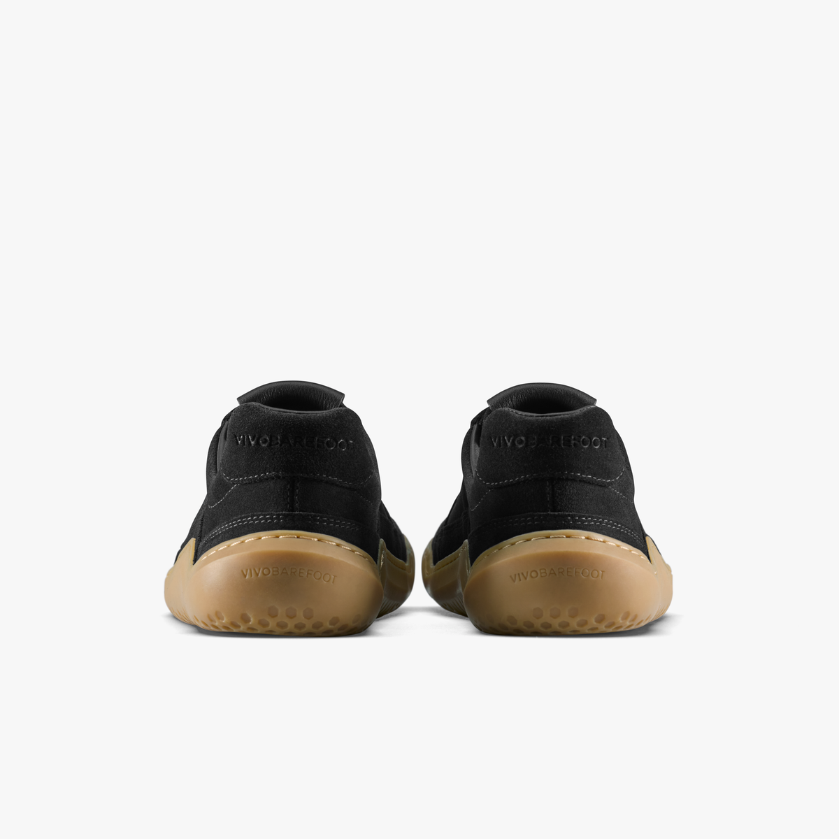 Par sorte sneakers set bagfra med logo på hælkappe og hæl