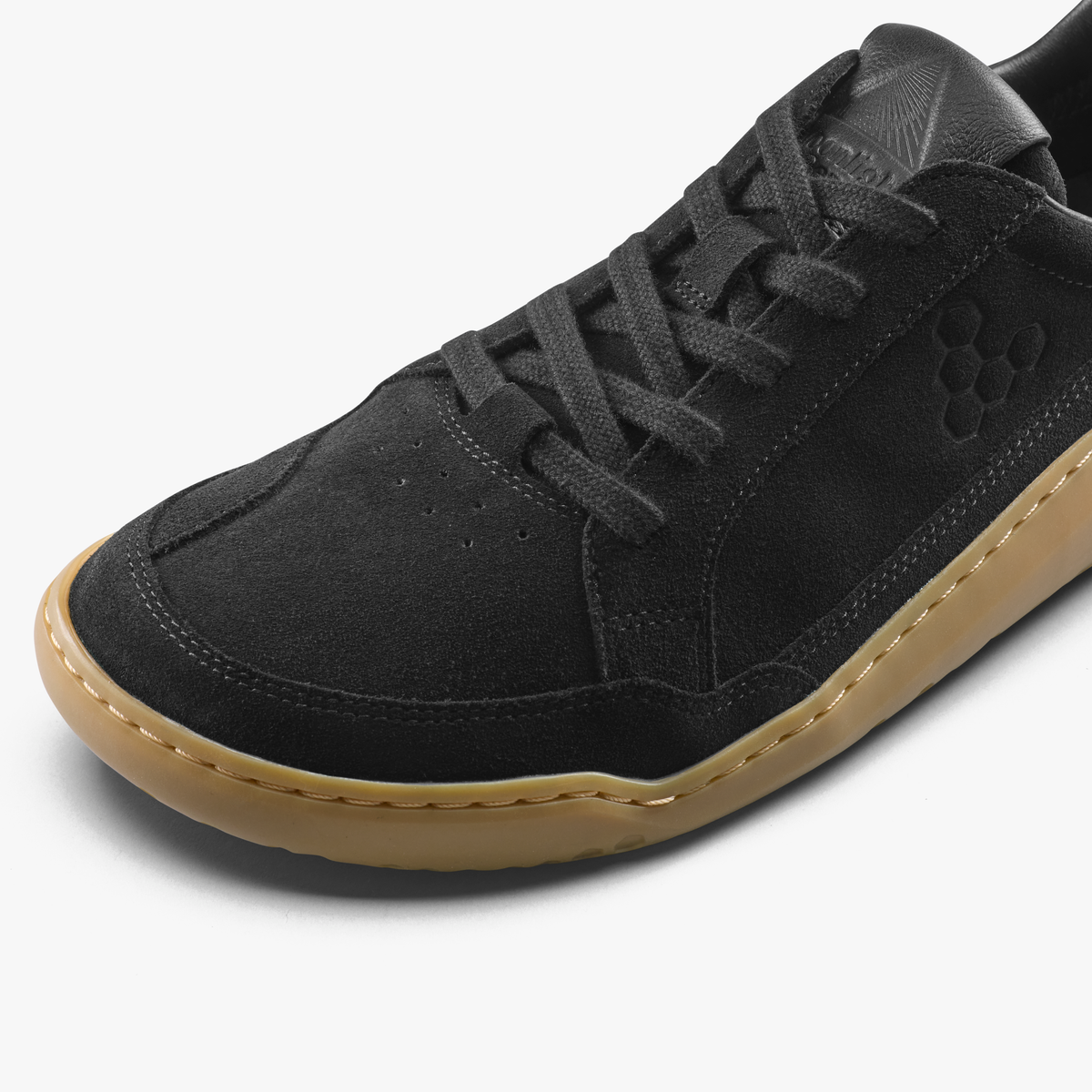 Nærbillede af snørebånd i økologisk bomuld og syninger på sort sneaker