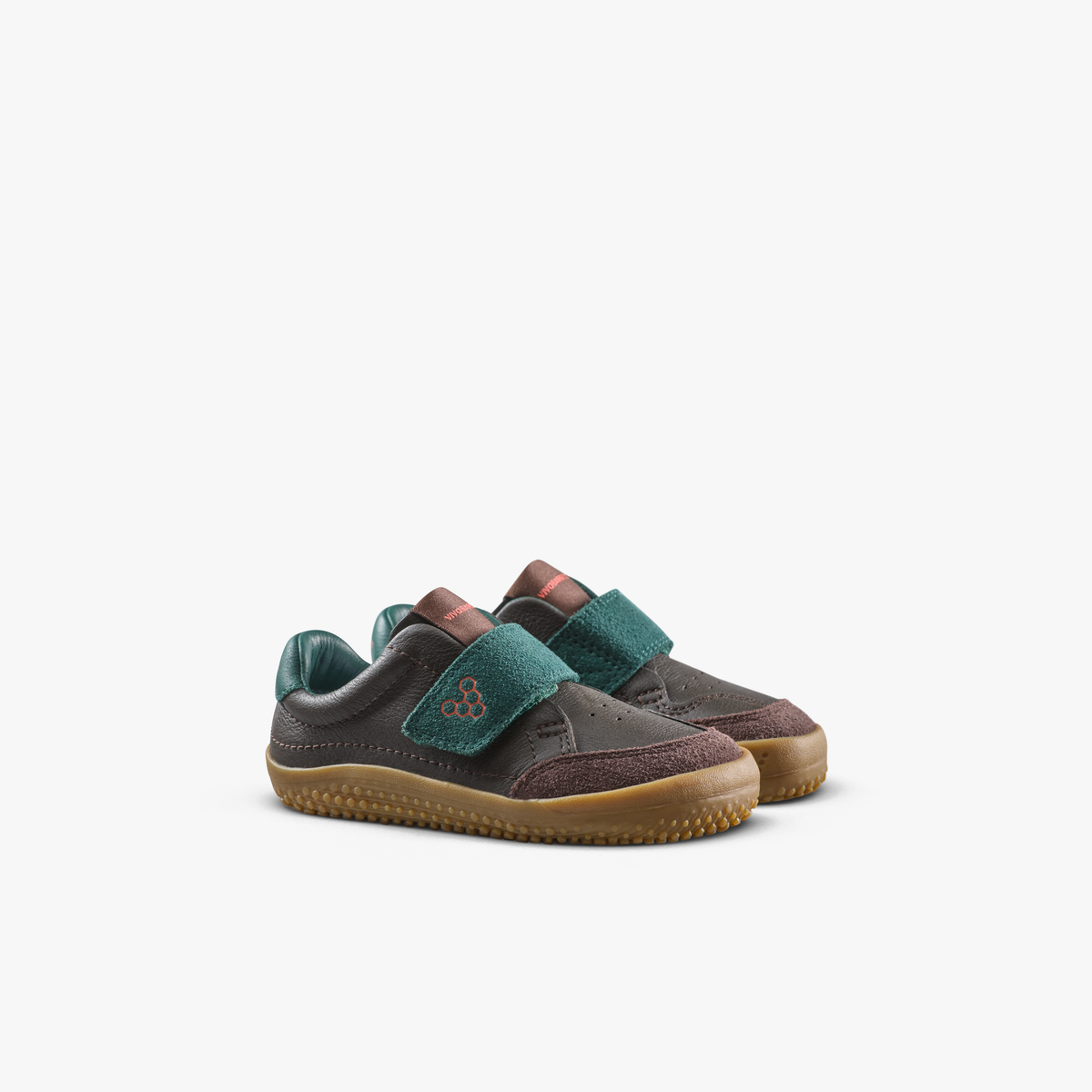 Par brune barfodssneakers til småbørn med grøn velcrorem set skråt forfra