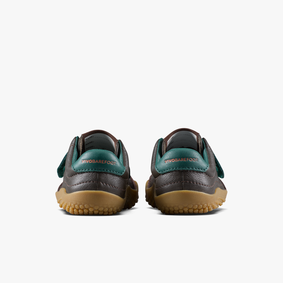 Brune børnesneakers med grøn hælkappe og VIVOBAREFOOT-logo set bagfra