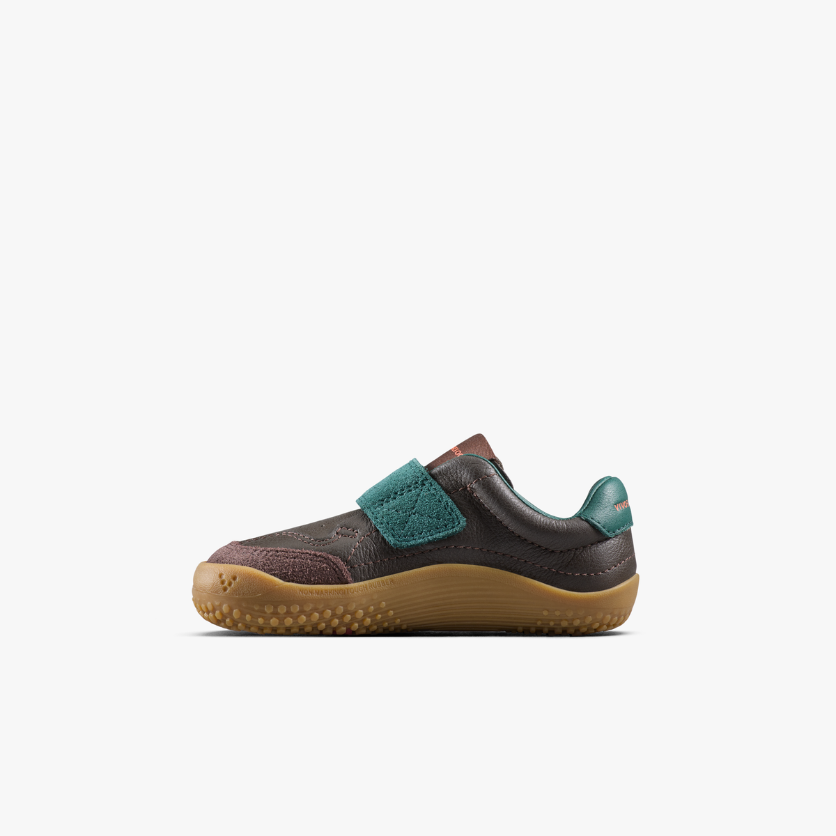 Brun børnesneaker med tåkappe i ruskind og gummisål set fra indersiden