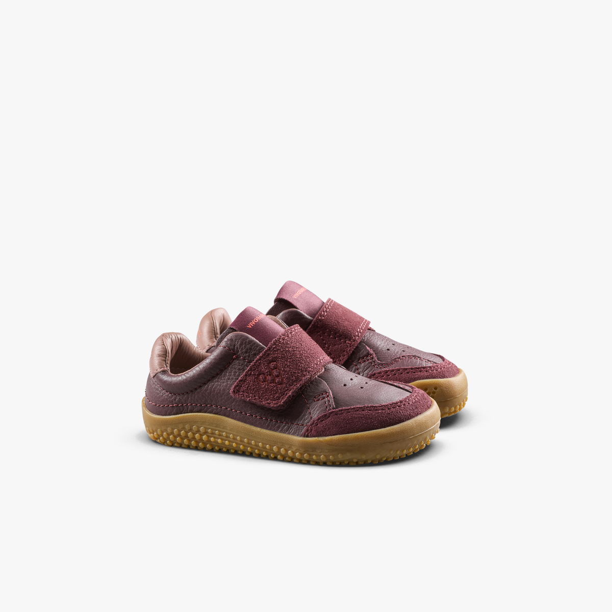 Par barfodssneakers til småbørn i fig med velcrostrop, set skråt forfra