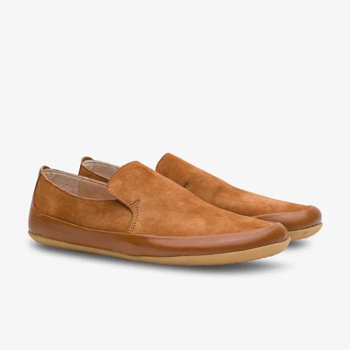 Brunt par slip-ons i trekvart vinkel