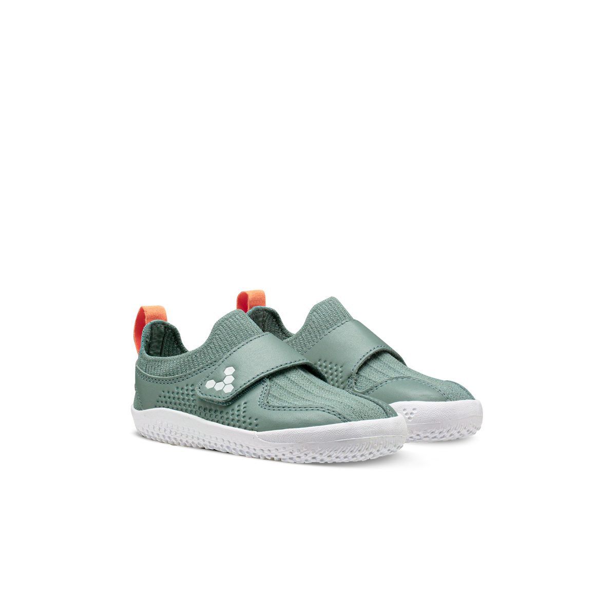 Par grønne sneakers med brede tåbokse set skråt forfra