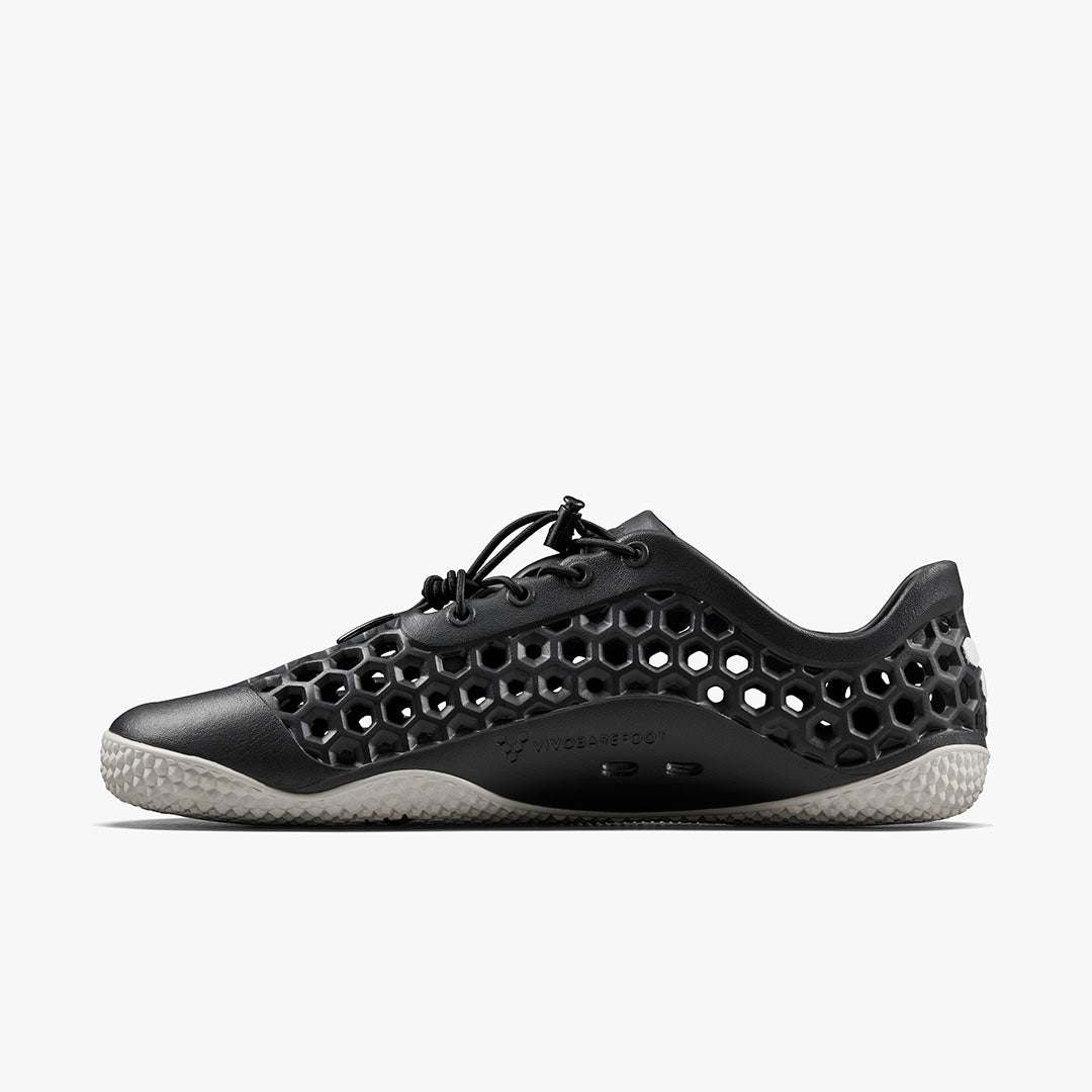 Vivobarefoot Ultra IV Womens sneaker i Obsidian variant med sort honeycomb-mønster og off-white sål, designet til barfodsfølelse.