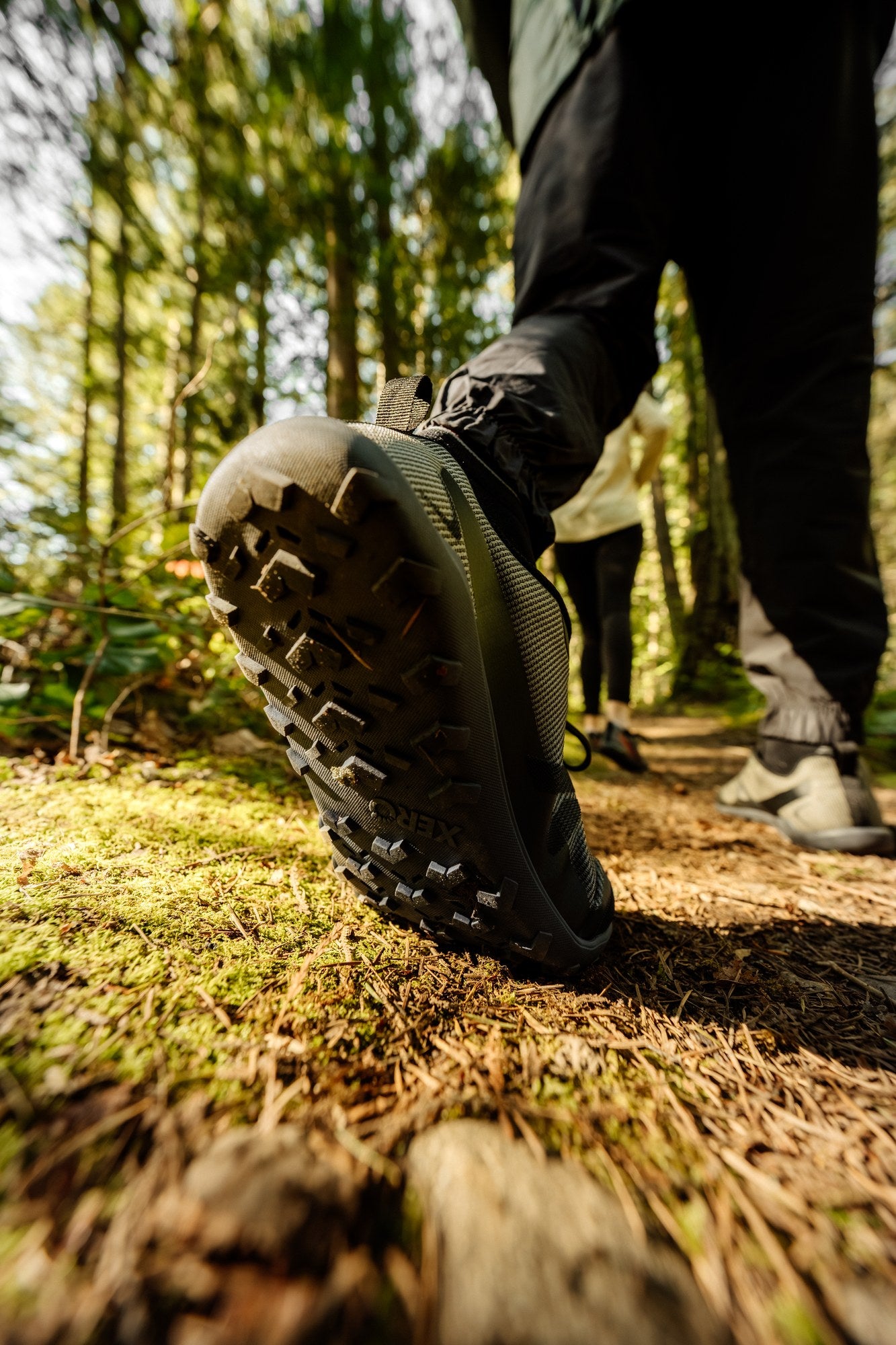 Xero Shoes Mesa Summit barfodssko til herre i farven Army Green, livsstilsbillede