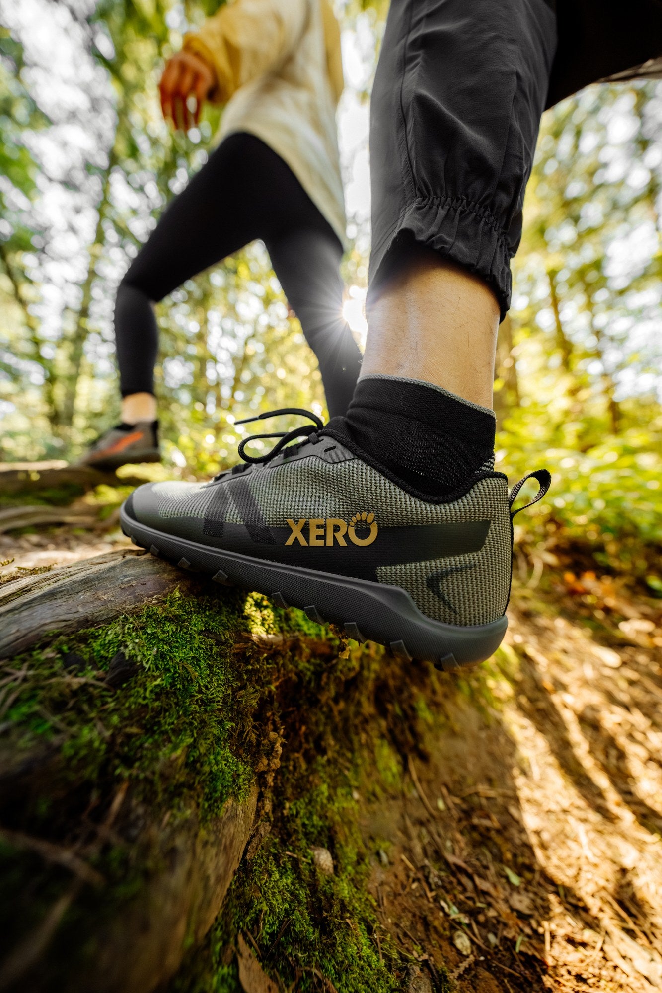 Xero Shoes Mesa Summit barfodssko til herre i farven Army Green, livsstilsbillede