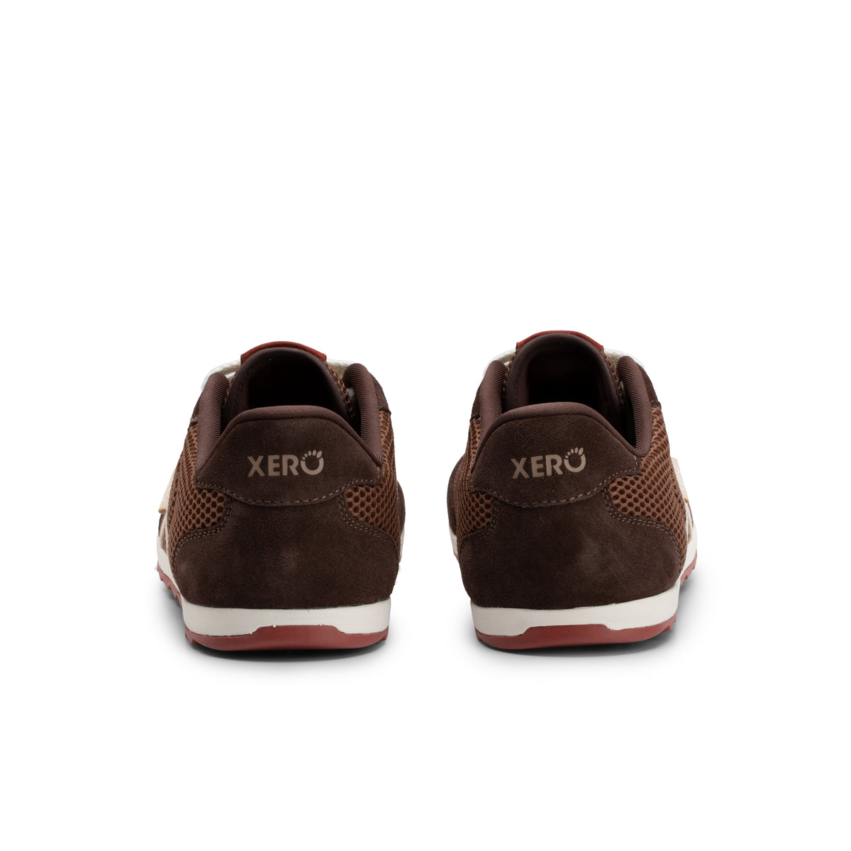 Par brune sko med Xero-logo på hælkappen set bagfra