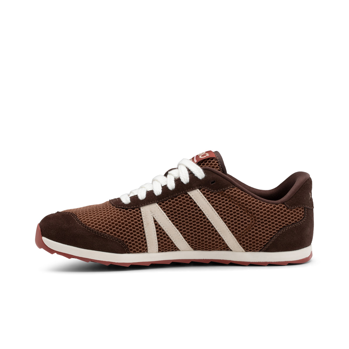 Brun retrosneaker med hvide snørebånd og lyse striber set fra indersiden