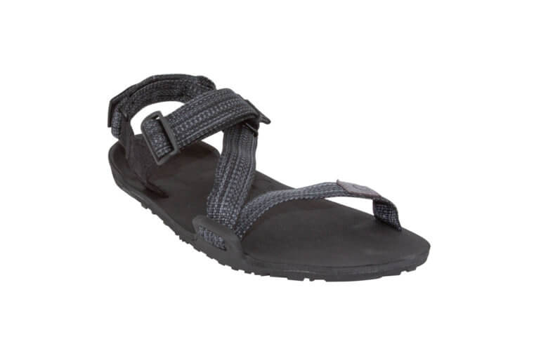 Xero Shoes Z-Trail Kids barfods sandaler til børn i farven black / multi-black, vinklet