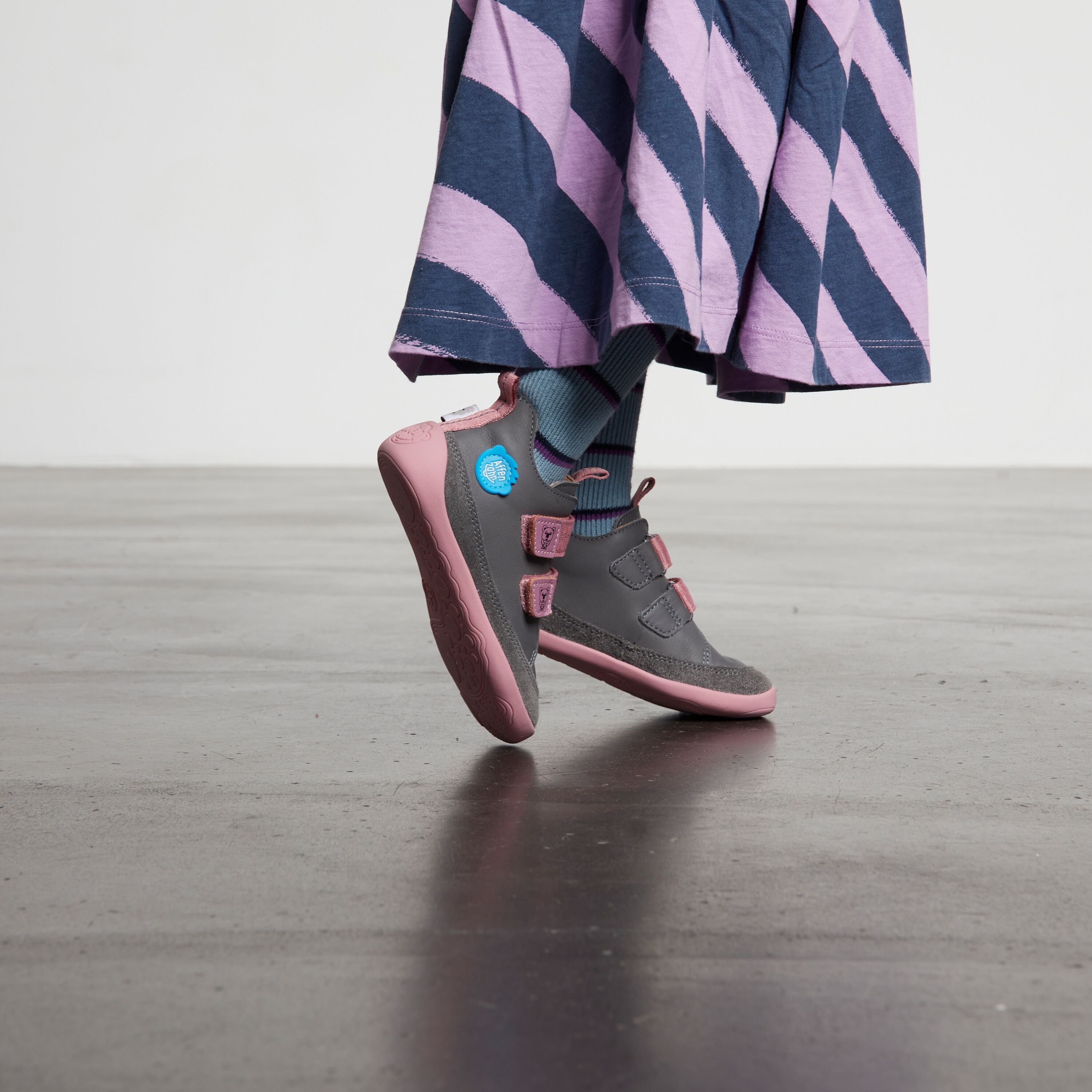 Affenzahn Leather Buddy barfods overgangssko til børn i farven koala / pink, lifestyle