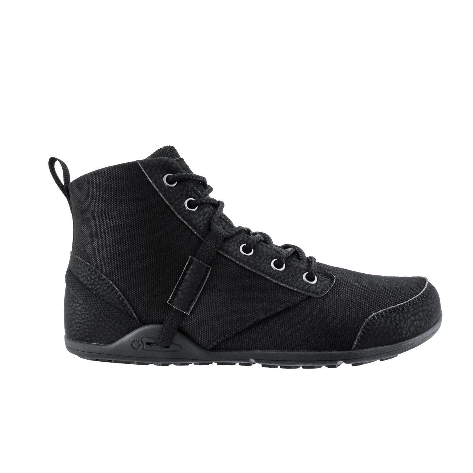 Sort Xero Shoes Denver minimalistisk støvle med vandafvisende canvas overdel, flad fleksibel sål og bred tåkasse, ideel til fodens naturlige bevægelse.