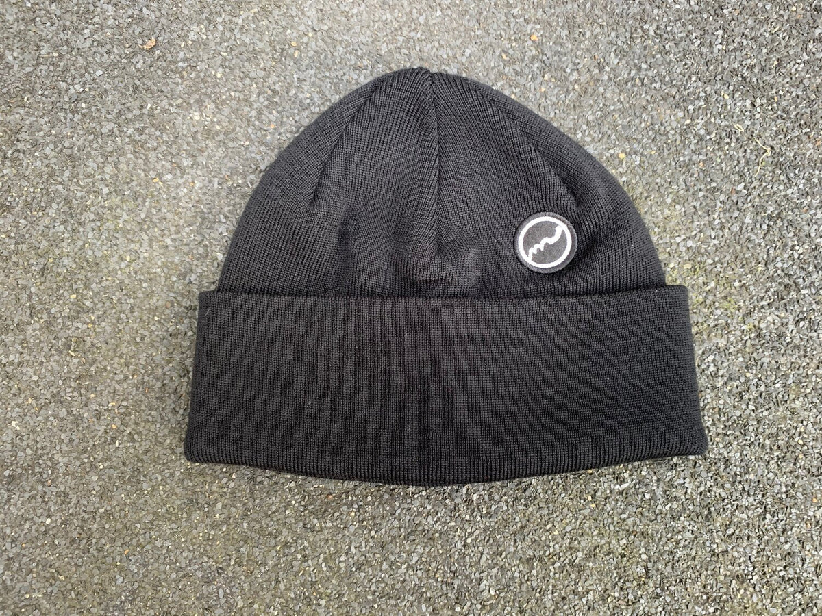 Sort one-size hue med bred ombukning og rundt emblem