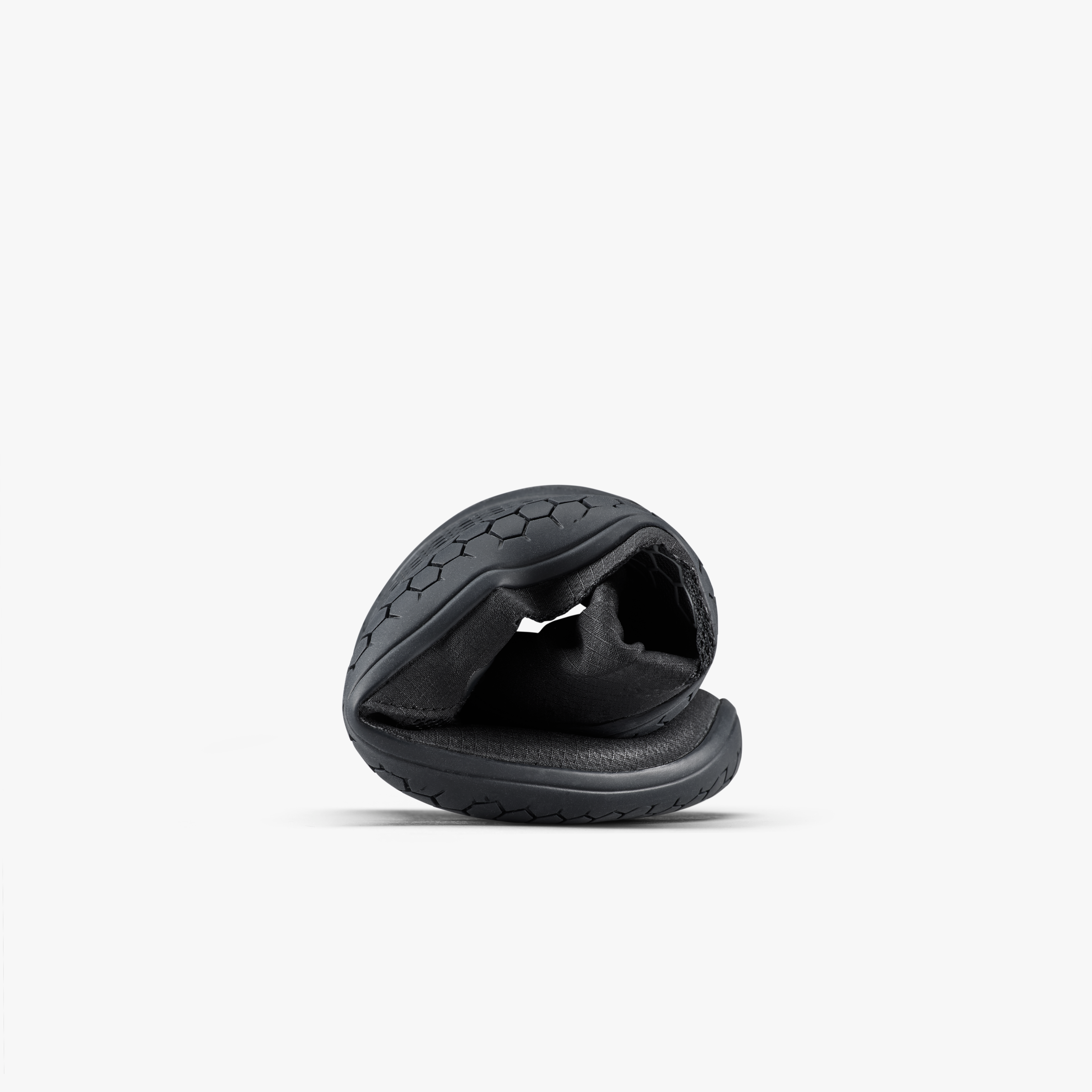 Vivobarefoot Primus Lite IV Womens Obsidian, bøjet for at vise fleksibilitet