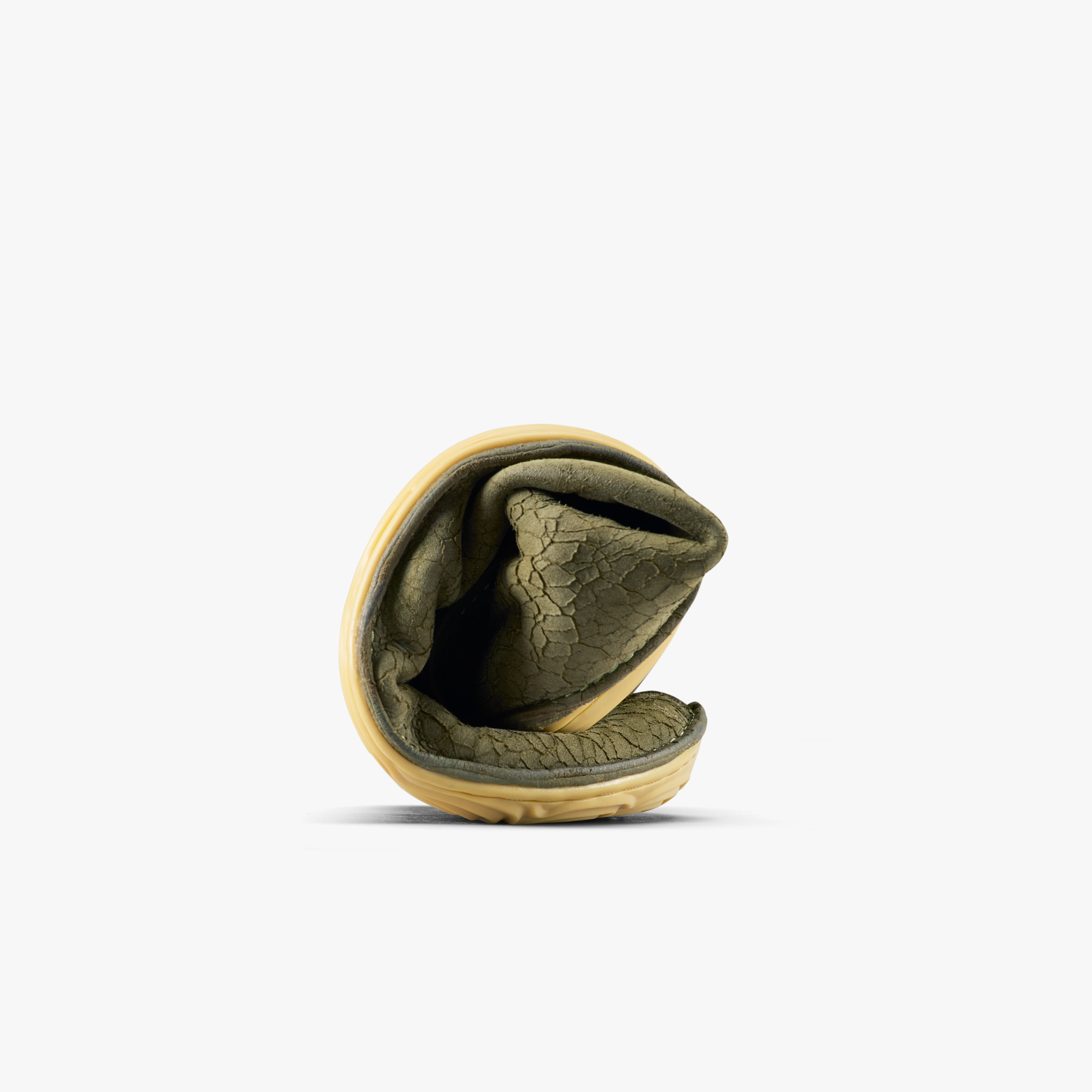 Vivobarefoot Sensus II Mens Dark Olive Cracked Leather, bøjet for at vise fleksibilitet