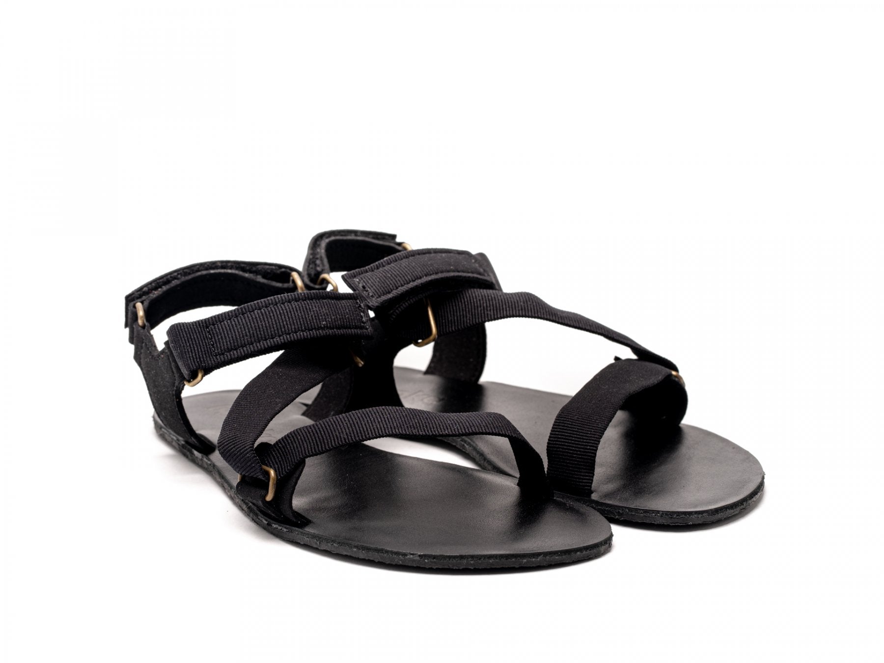 Be Lenka Flexi barfods sandaler til kvinder i farven black, vinklet